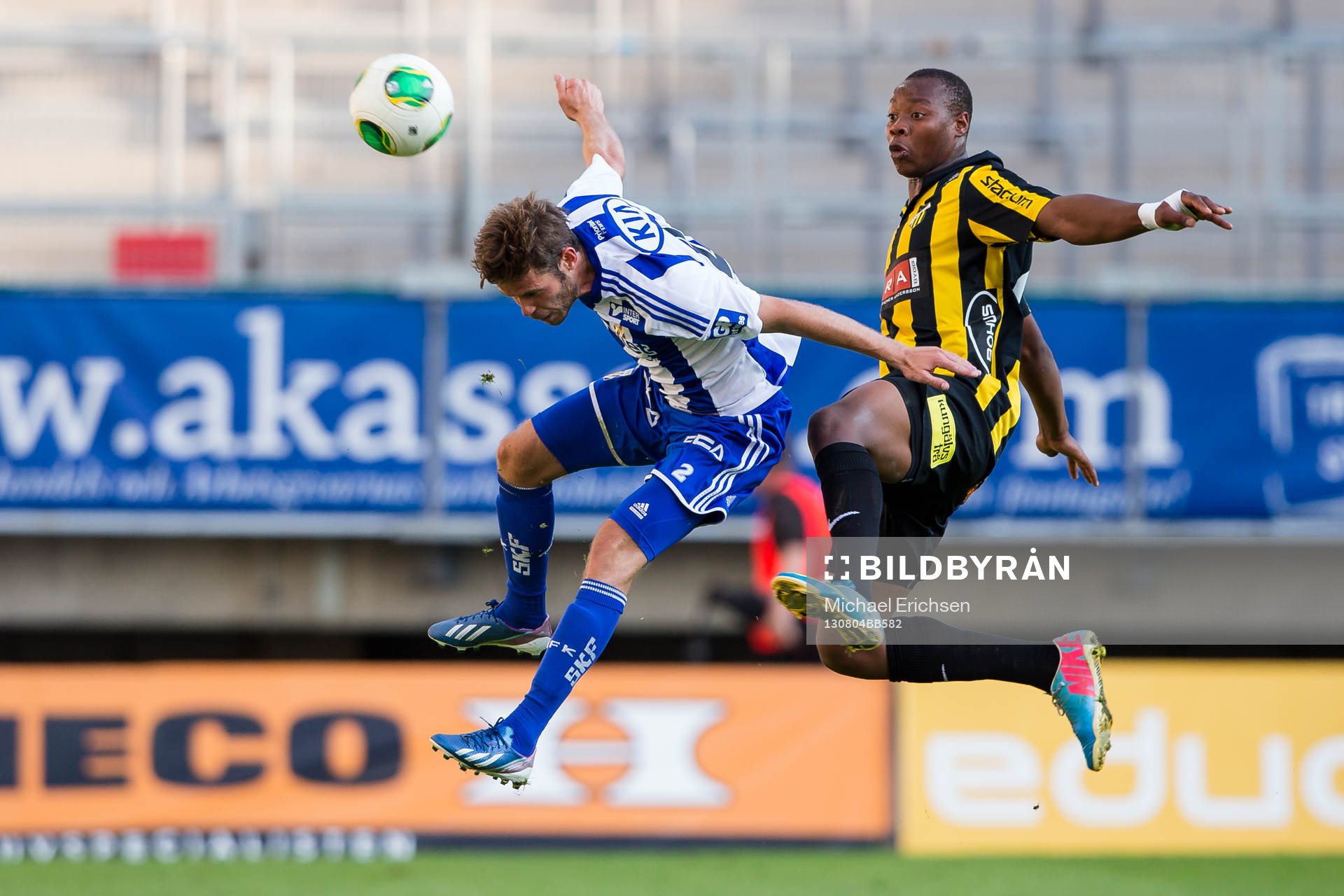 IFK Göteborgs Emil Salomonsson vinner en luftduell mot
