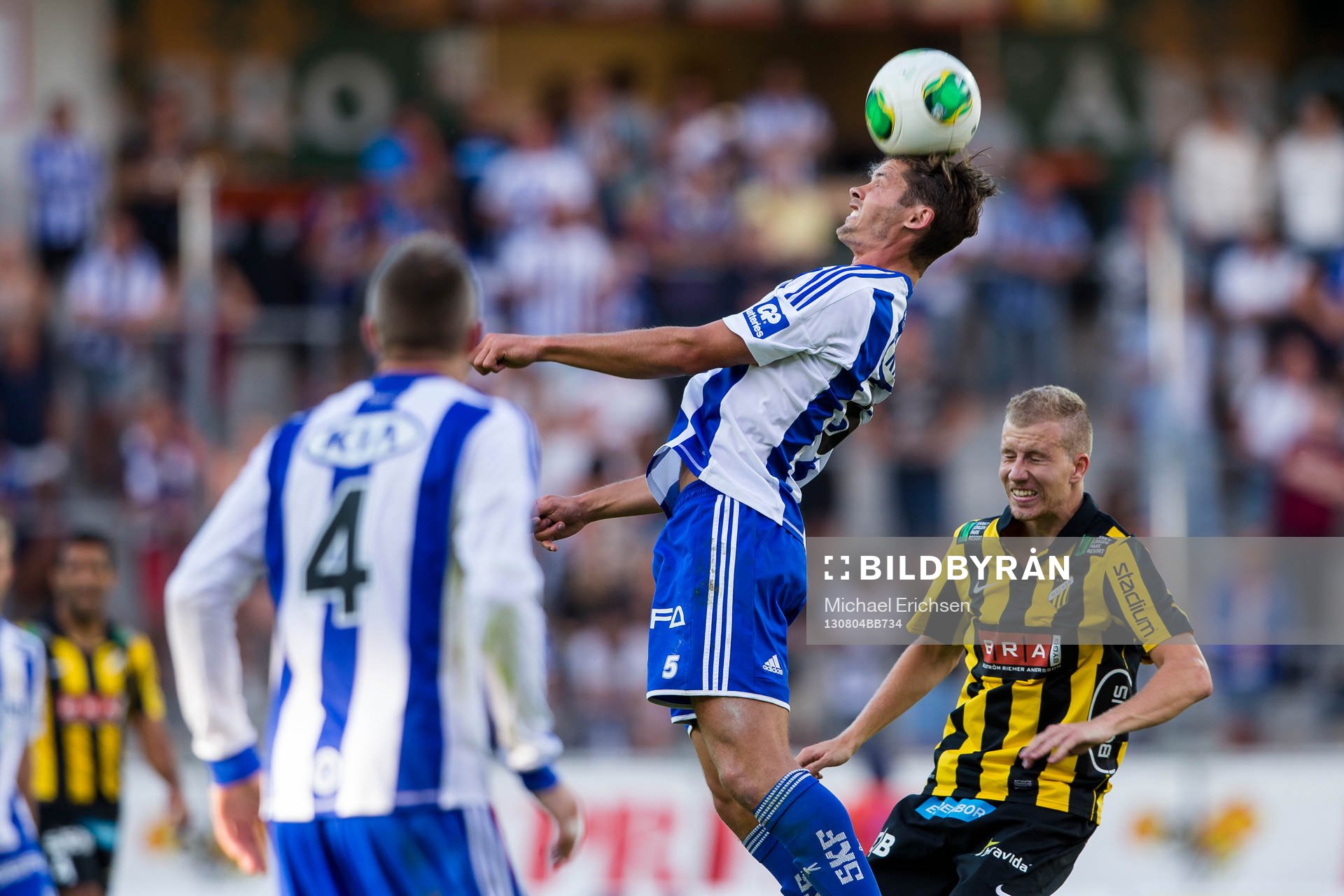IFK Göteborgs Philip Haglund når högst i luften före