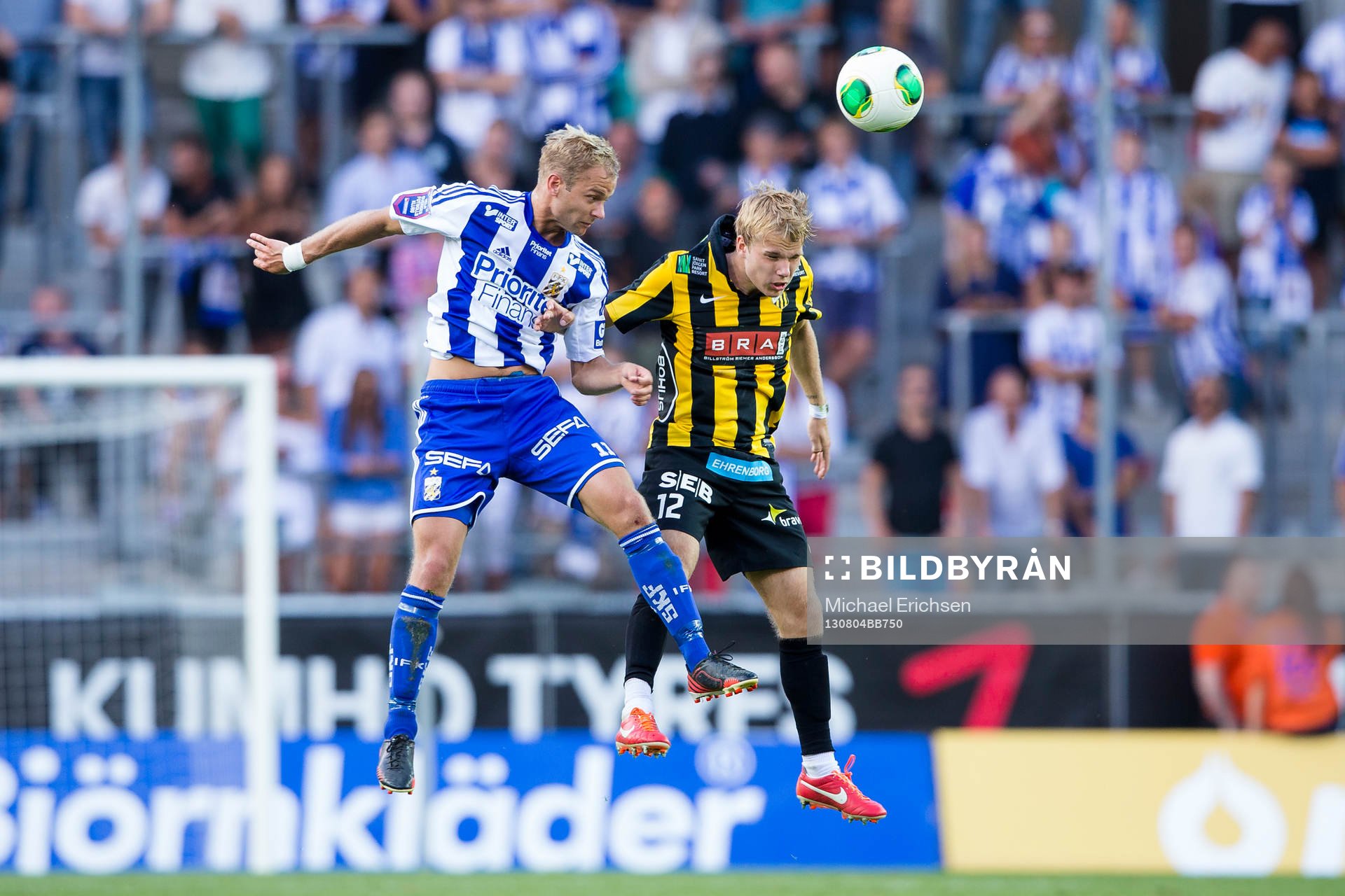 IFK Göteborgs Robin Söder i luftkamp med Häckens Oscar