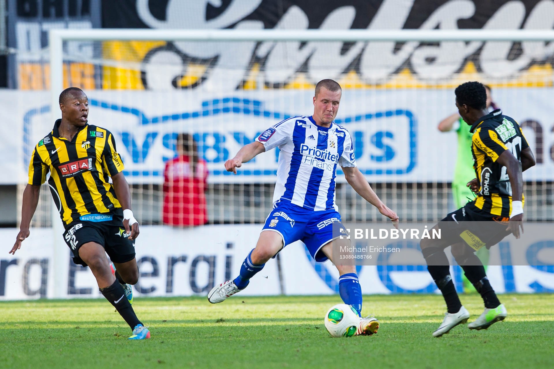 IFK Göteborgs Jakob Johansson i kamp om bollen med Häckens Dominic Chatto under fotbollsmatchen i allsvenskan mellan IFK Göteborg - Häcken den 4 augusti 2013 i Göteborg.