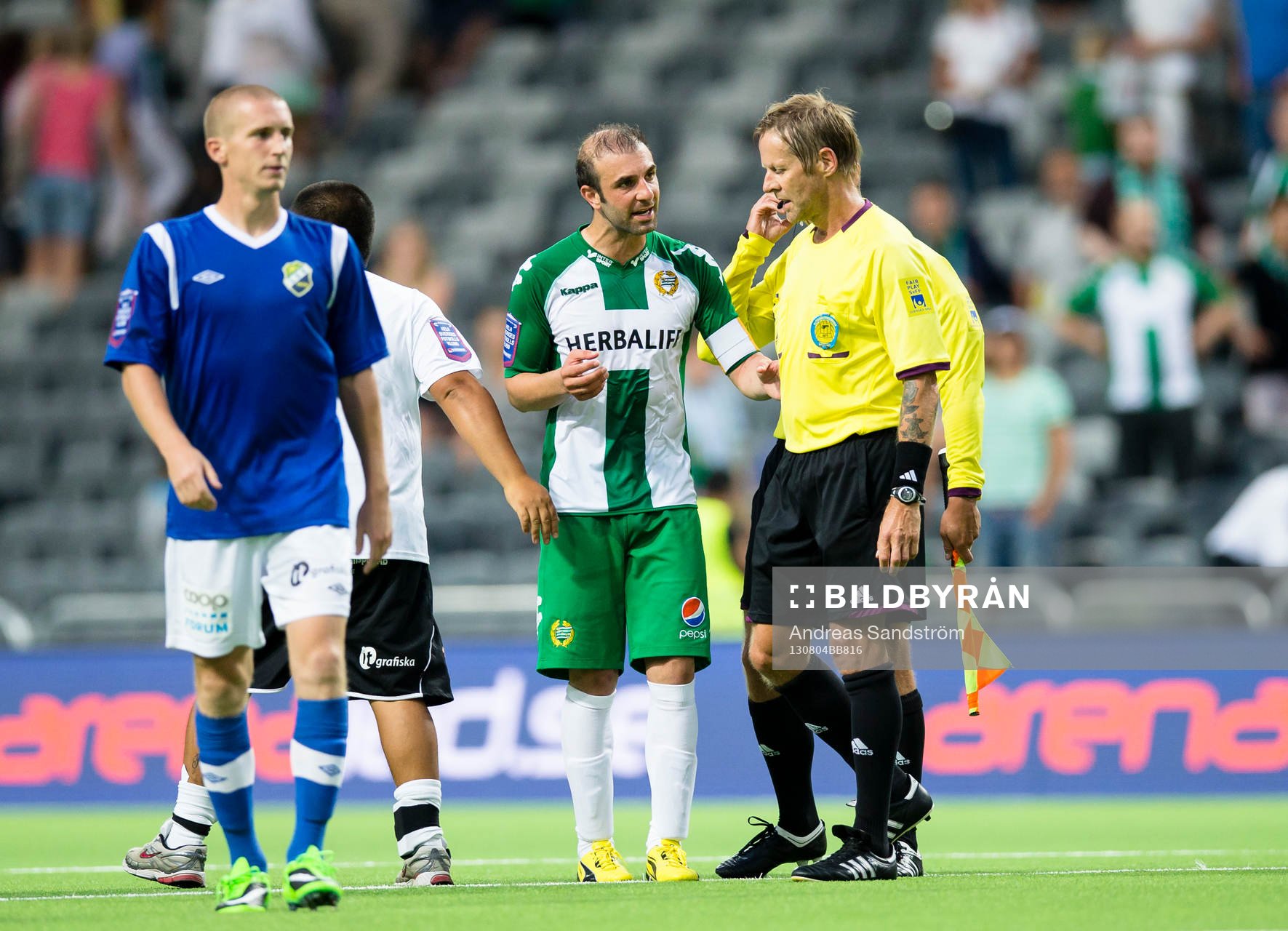 Hammarbys Kennedy Bakircioglü diskuterar med domare Lars
