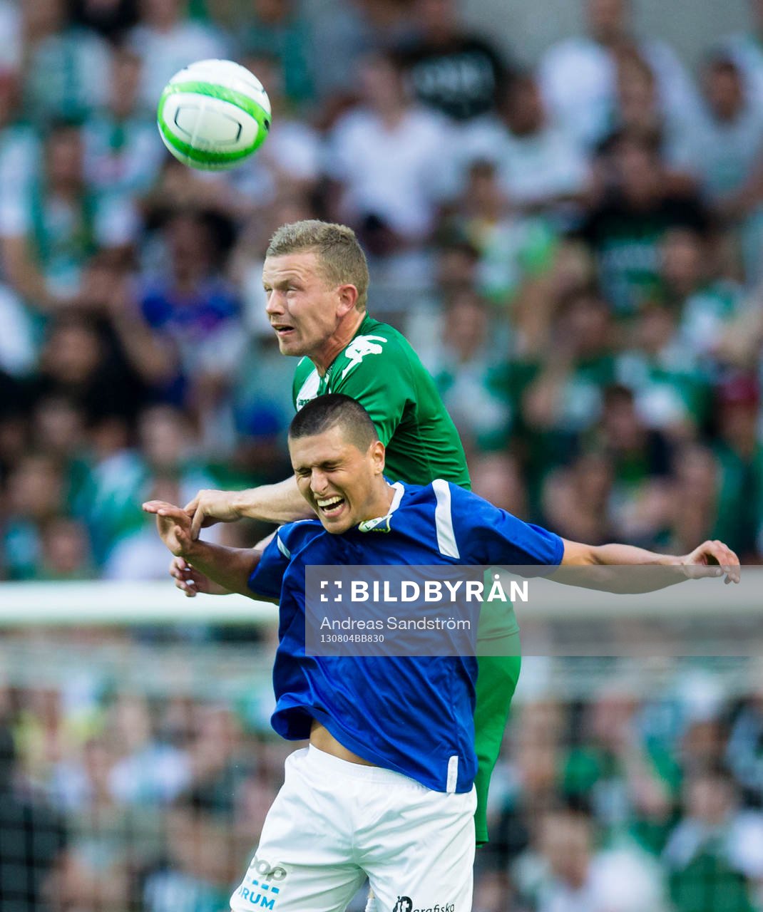 Ljungskiles Luka Mijaljevic i kamp om bollen med Hammarbys