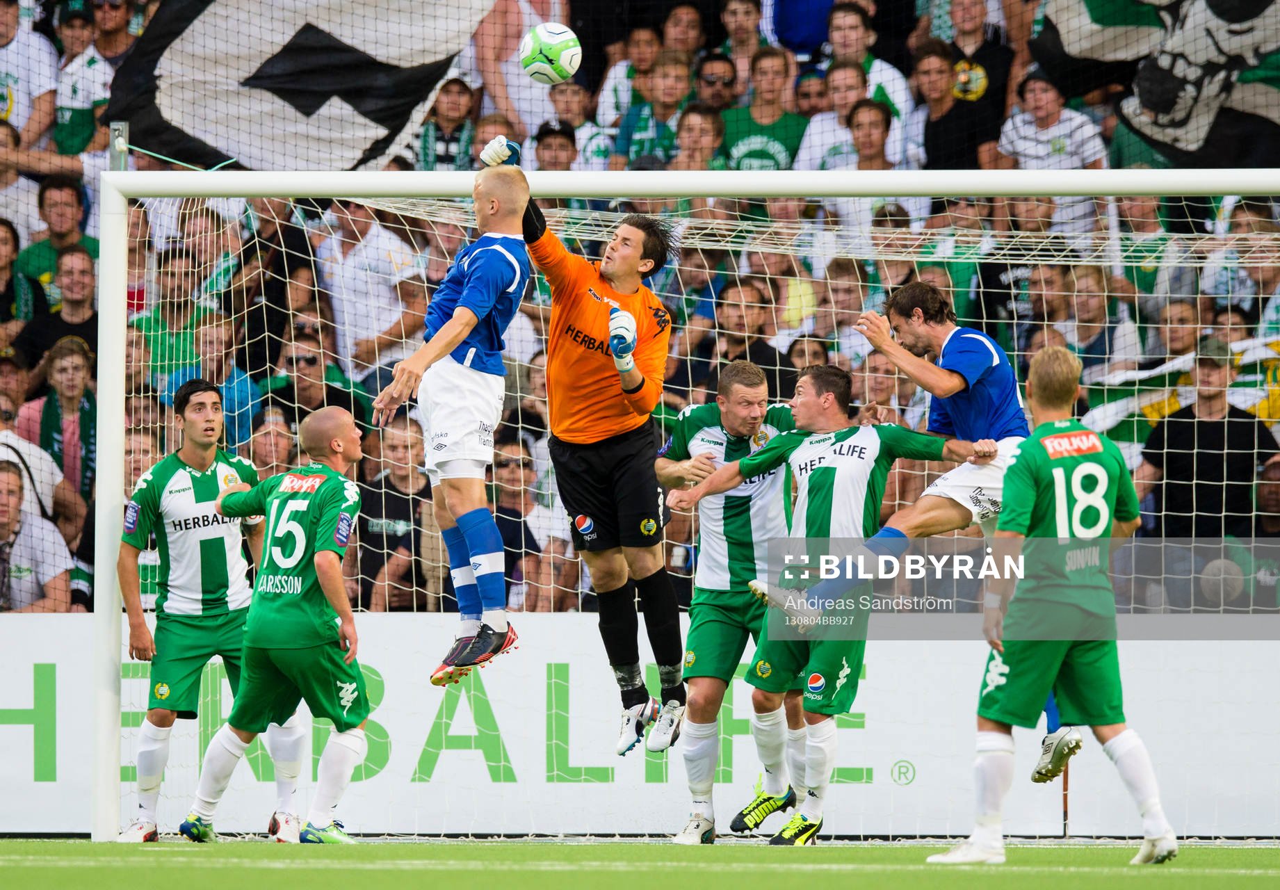Hammarbys målvakt Johannes Hopf i en duell med Ljungskiles