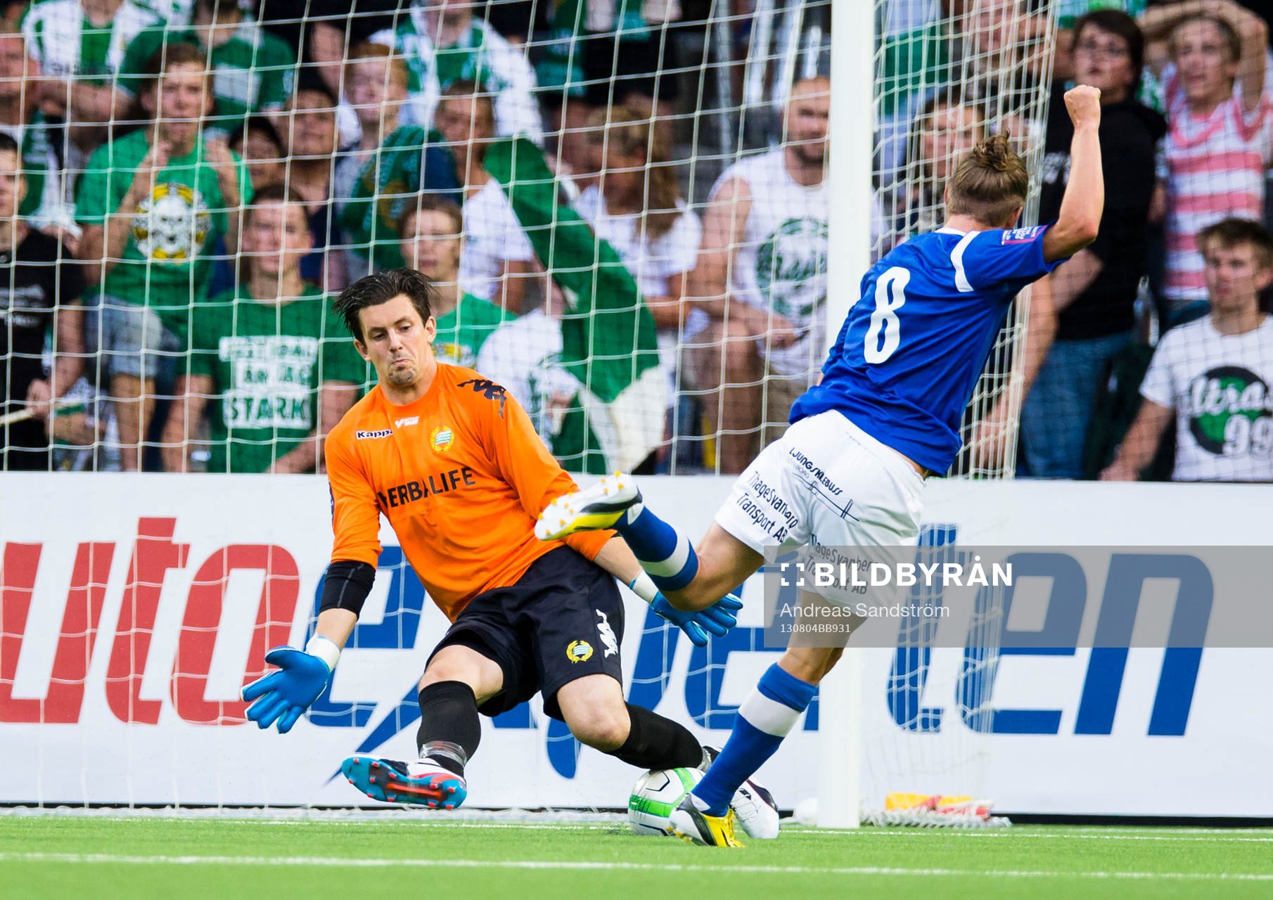 Hammarbys målvakt Johannes Hopf räddar ett skott av