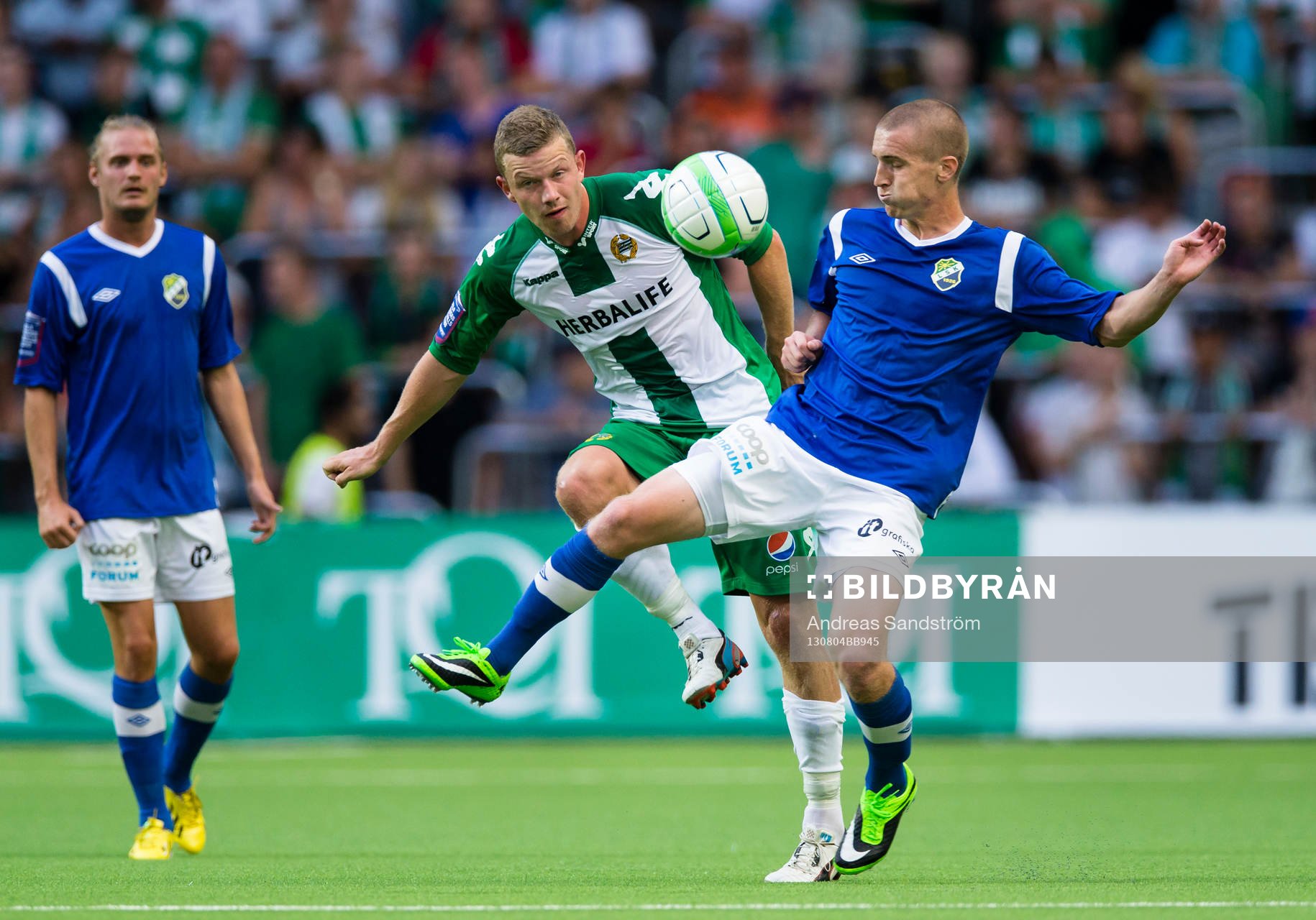 Hammarbys Thomas Guldborg Christensen i kamp om bollen med