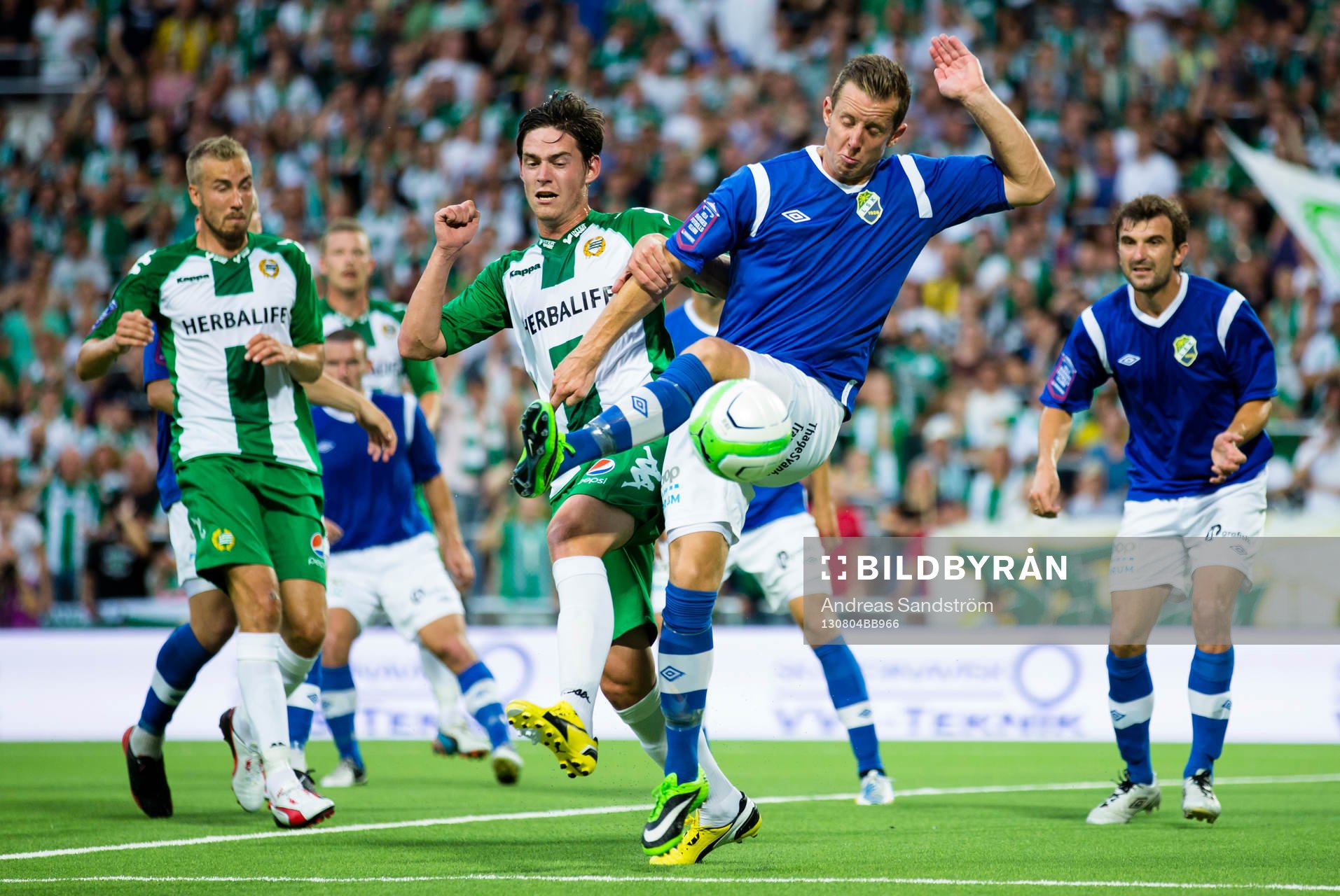 Hammarbys Robin Tranberg i kamp om bollen med Ljungskiles
