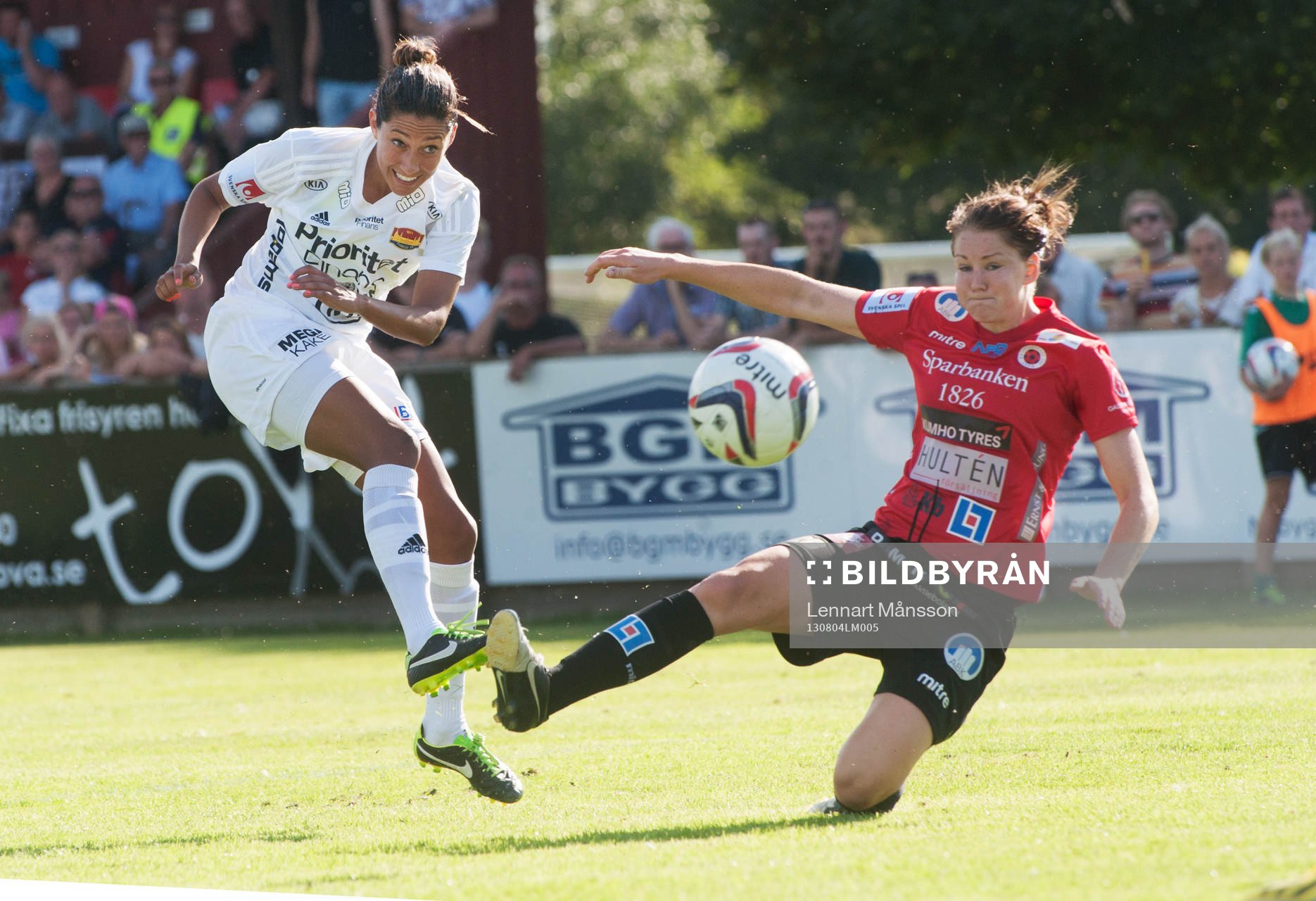 Fotboll, damallsvenskan, Kristianstad - Tyresö: 2-målsskytten Christen Press, Tyresö, och Mia Carlsson, Kristianstad
