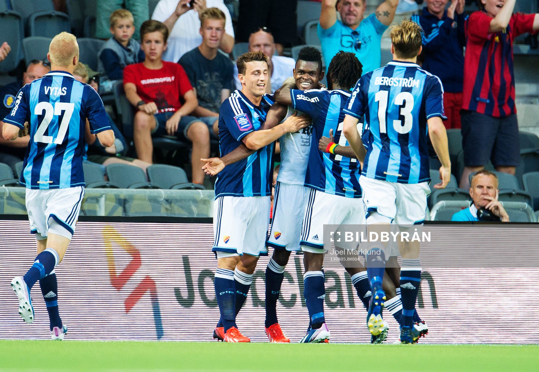 Djurgårdens Godsway Donyoh jublar tillsammans med lagkamrater efter att ha kvitterat till 1-1 under fotbollsmatchen i Allsvenskan mellan Djurgården och Helsingborg den 5 augusti 2013 i Stockholm.