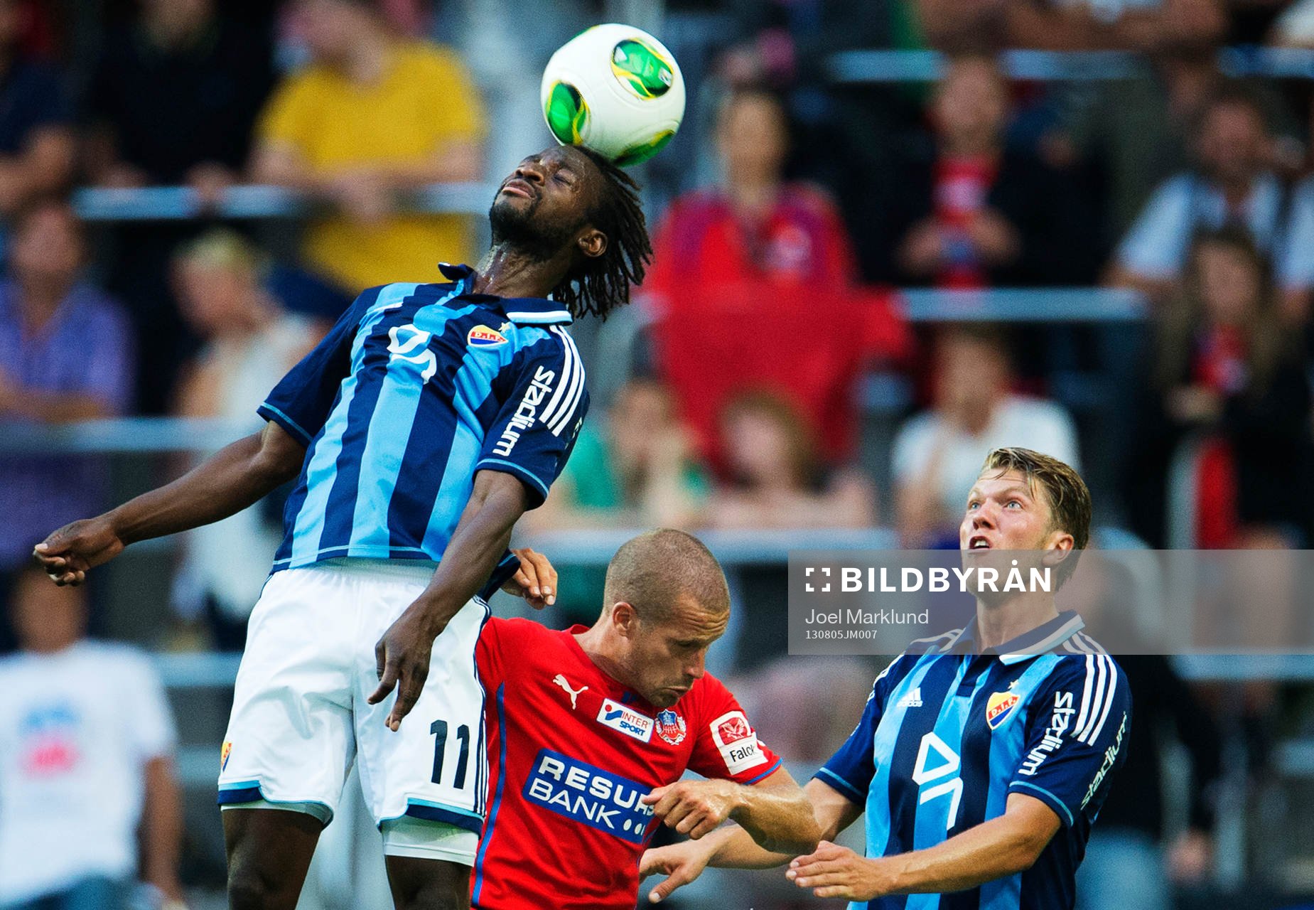 Djurgårdens Amadou Jawo och Martin Broberg i en duell med