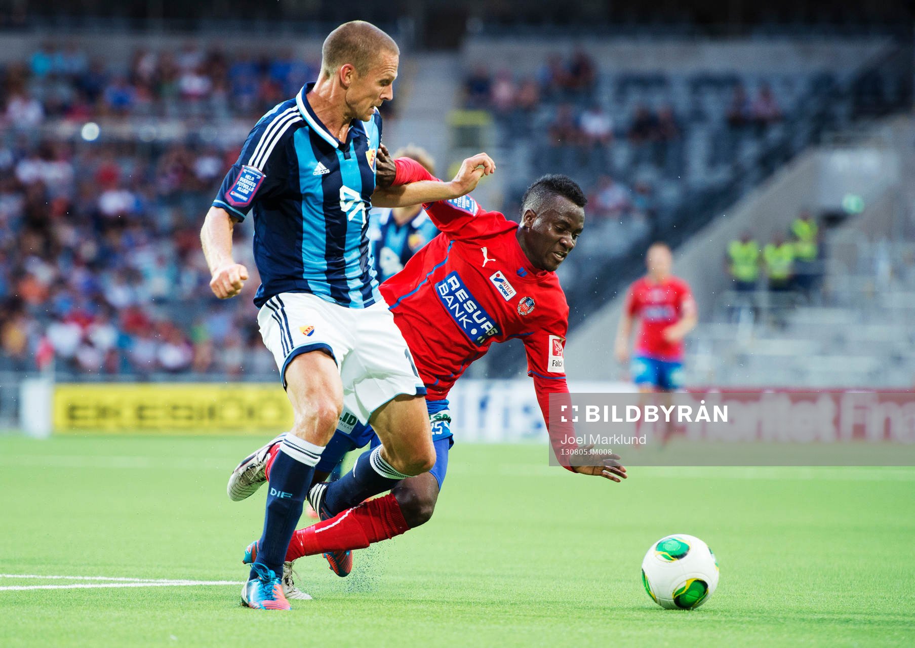 Djurgårdens Mattias Östberg utmanas av Helsingborgs David