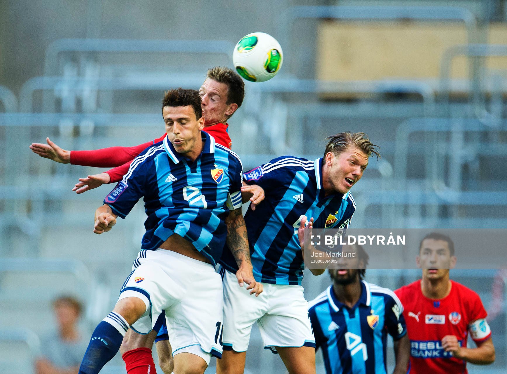 Djurgårdens Erton Fejzullahu och Martin Broberg i en