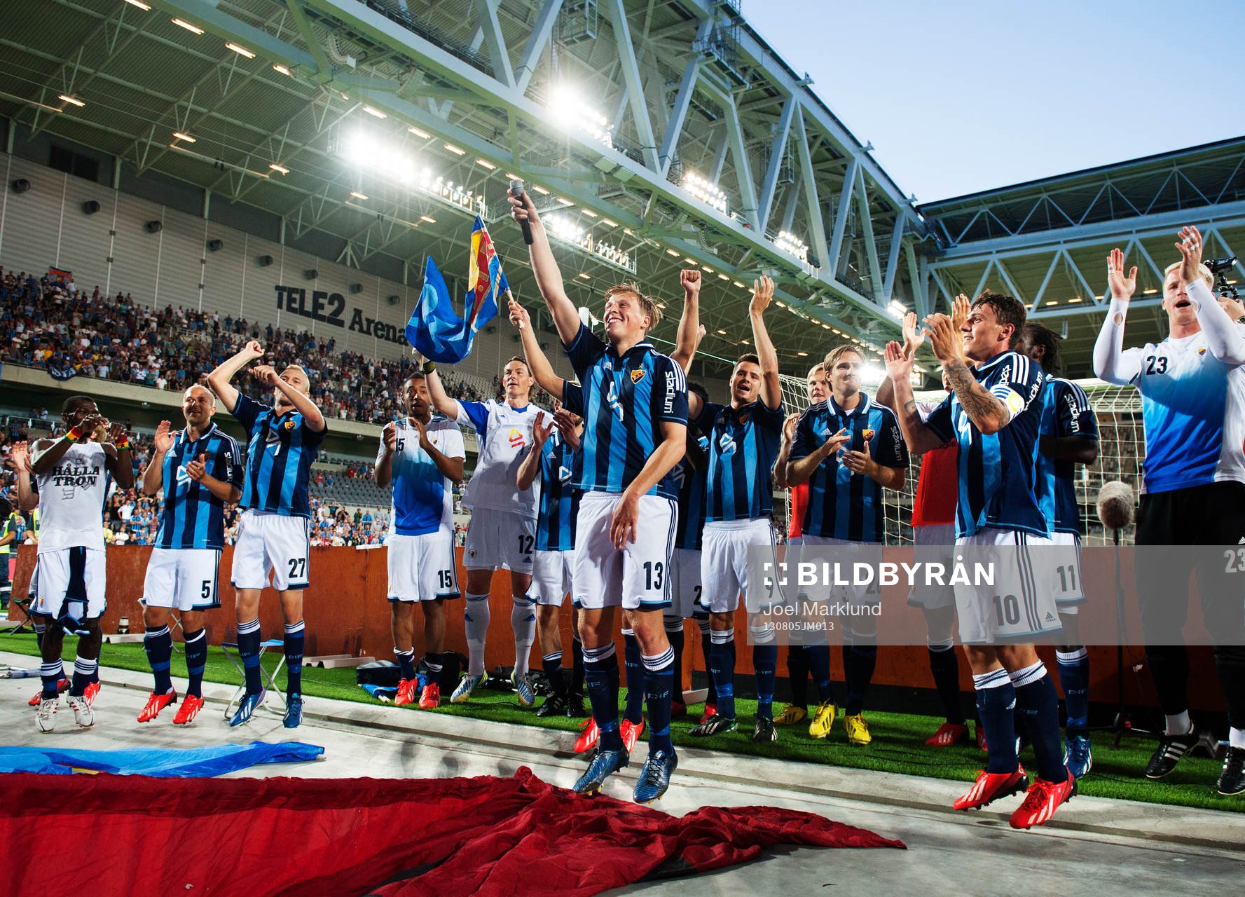 Djurgårdens Emil Bergström och hans lagkamrater dansar