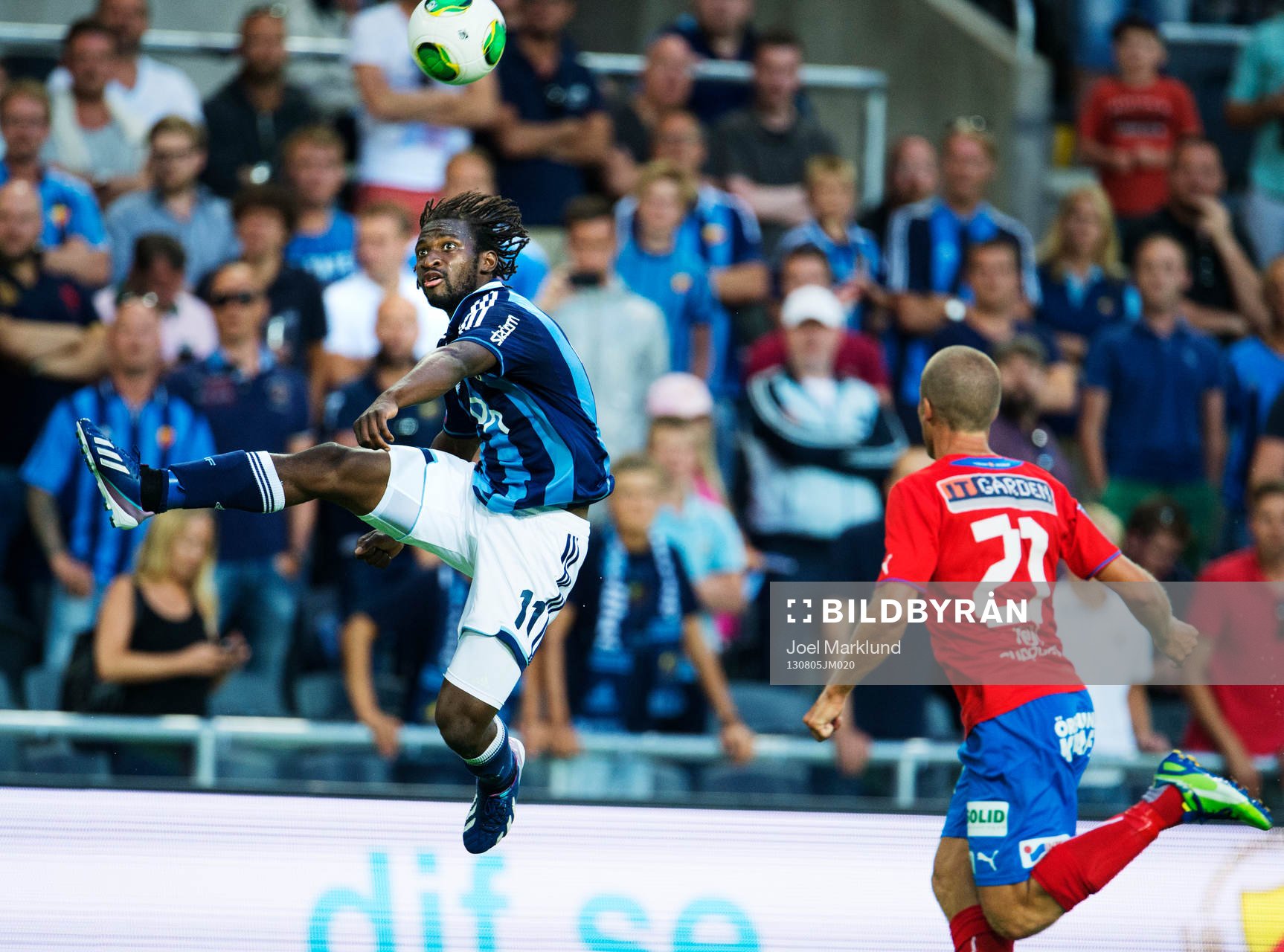 Djurgårdens Amadou Jawo tar ner bollen