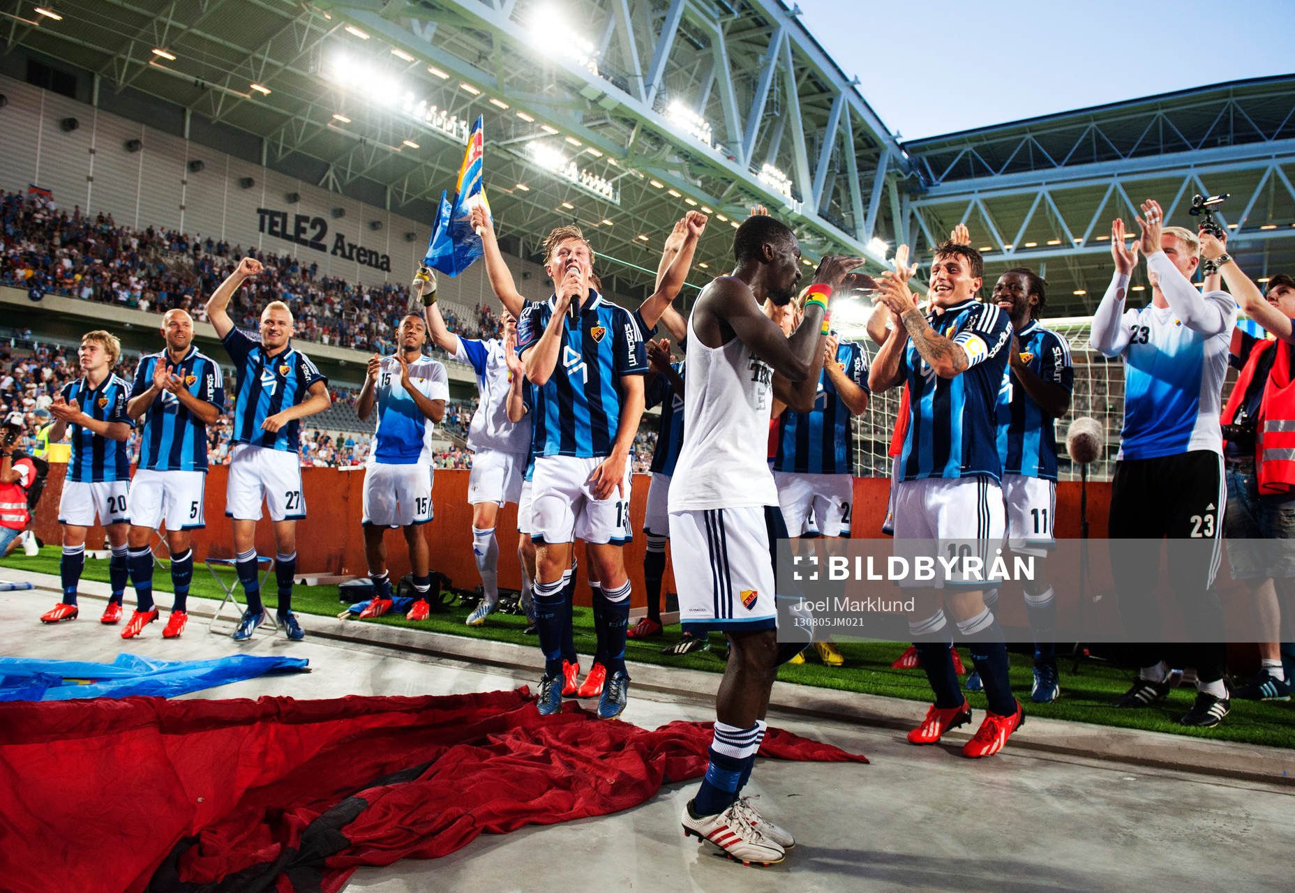 Djurgårdens Emil Bergström och hans lagkamrater dansar