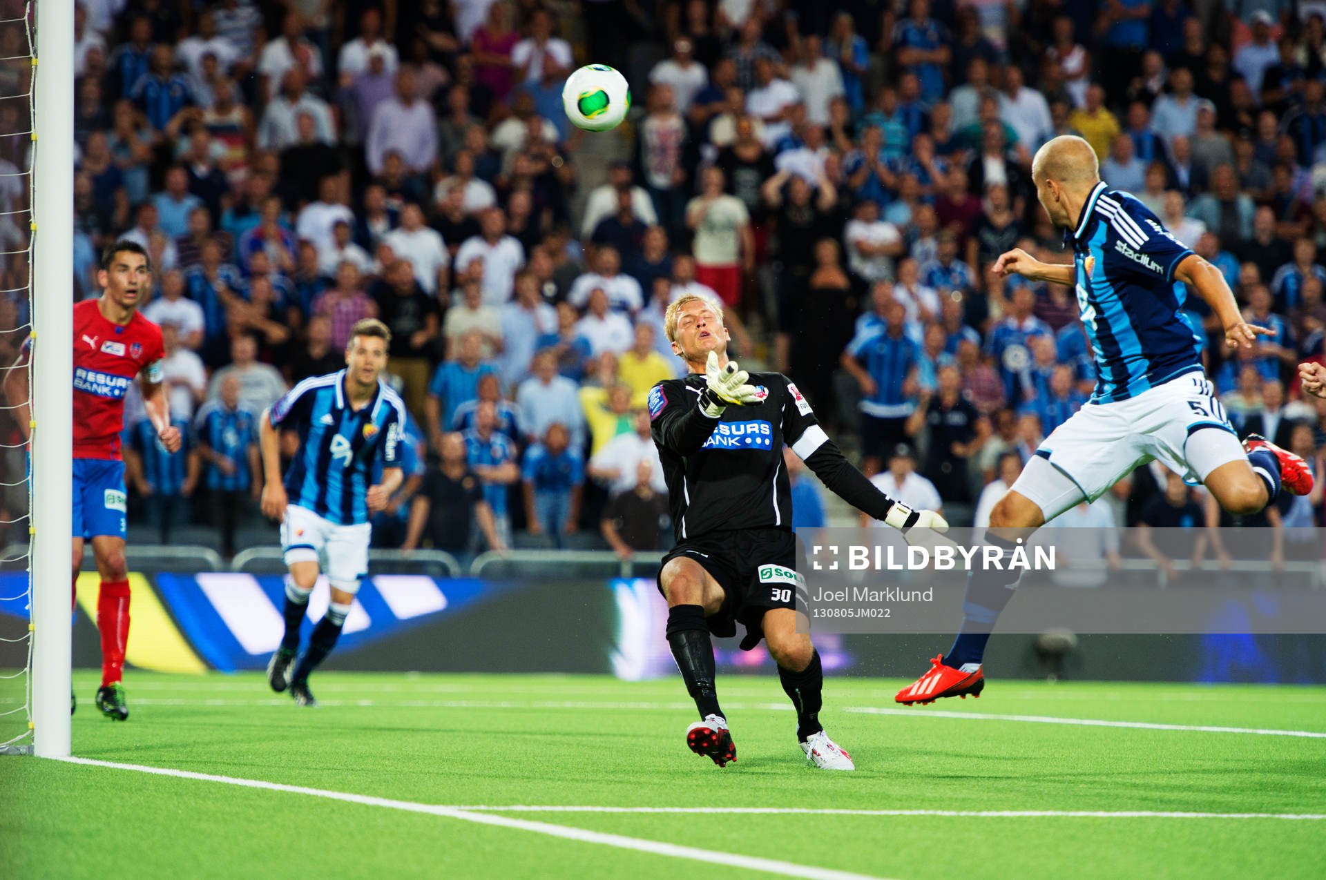 Helsingborgs målvakt Pär Hansson utmanas av Djurgårdens