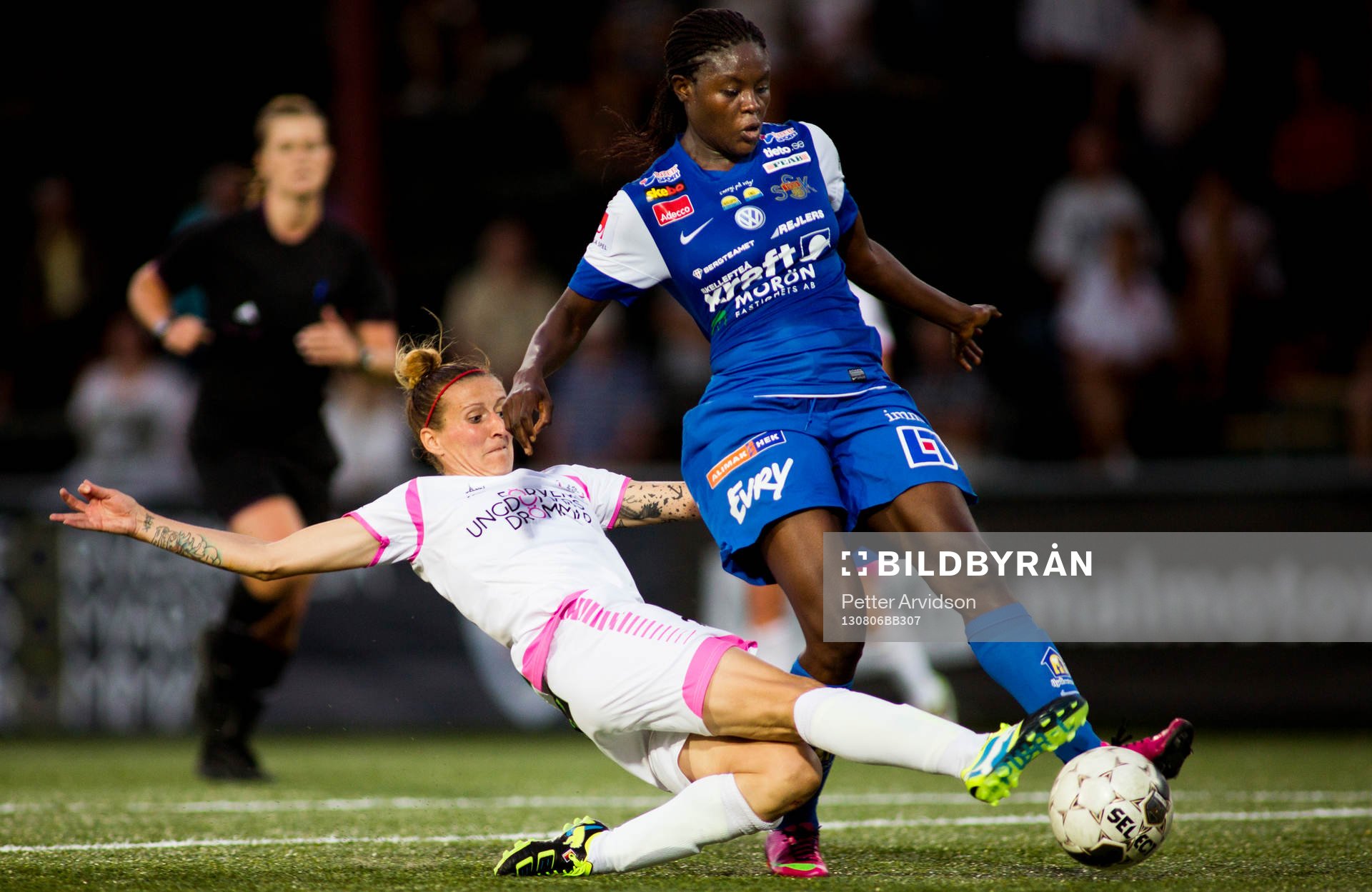 LDB Malmös Anja Mittag i kamp om bollen med Sunnanås