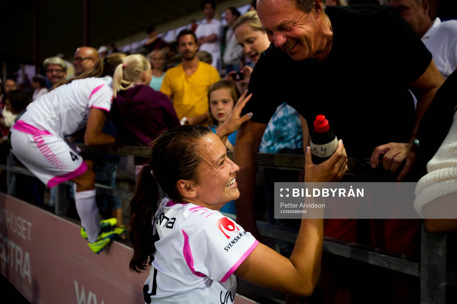 LDB FC Malmös Alexandra Riley jublar med fansen