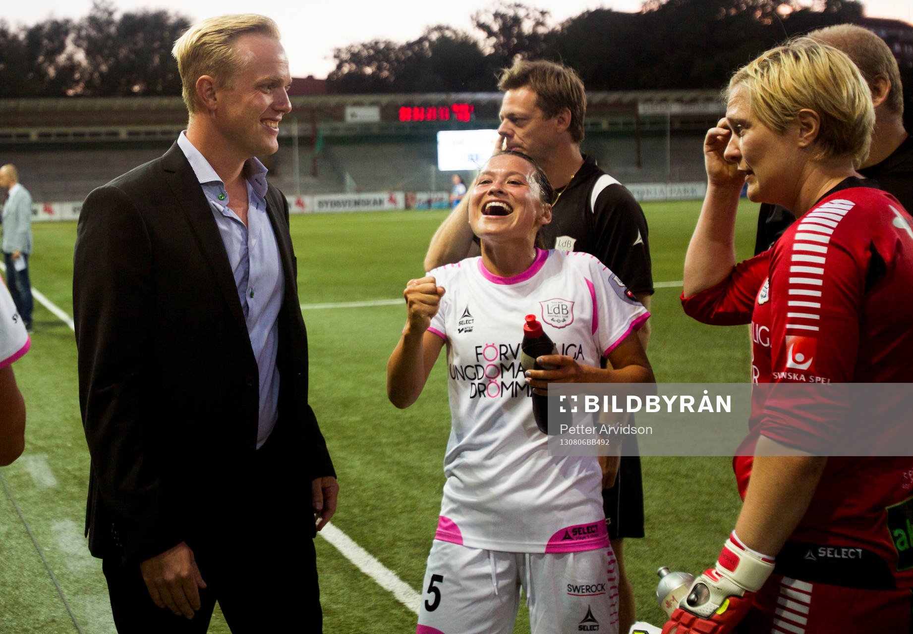LDB FC Malmös tränare Jonas Eidevall skojar med Alexandra
