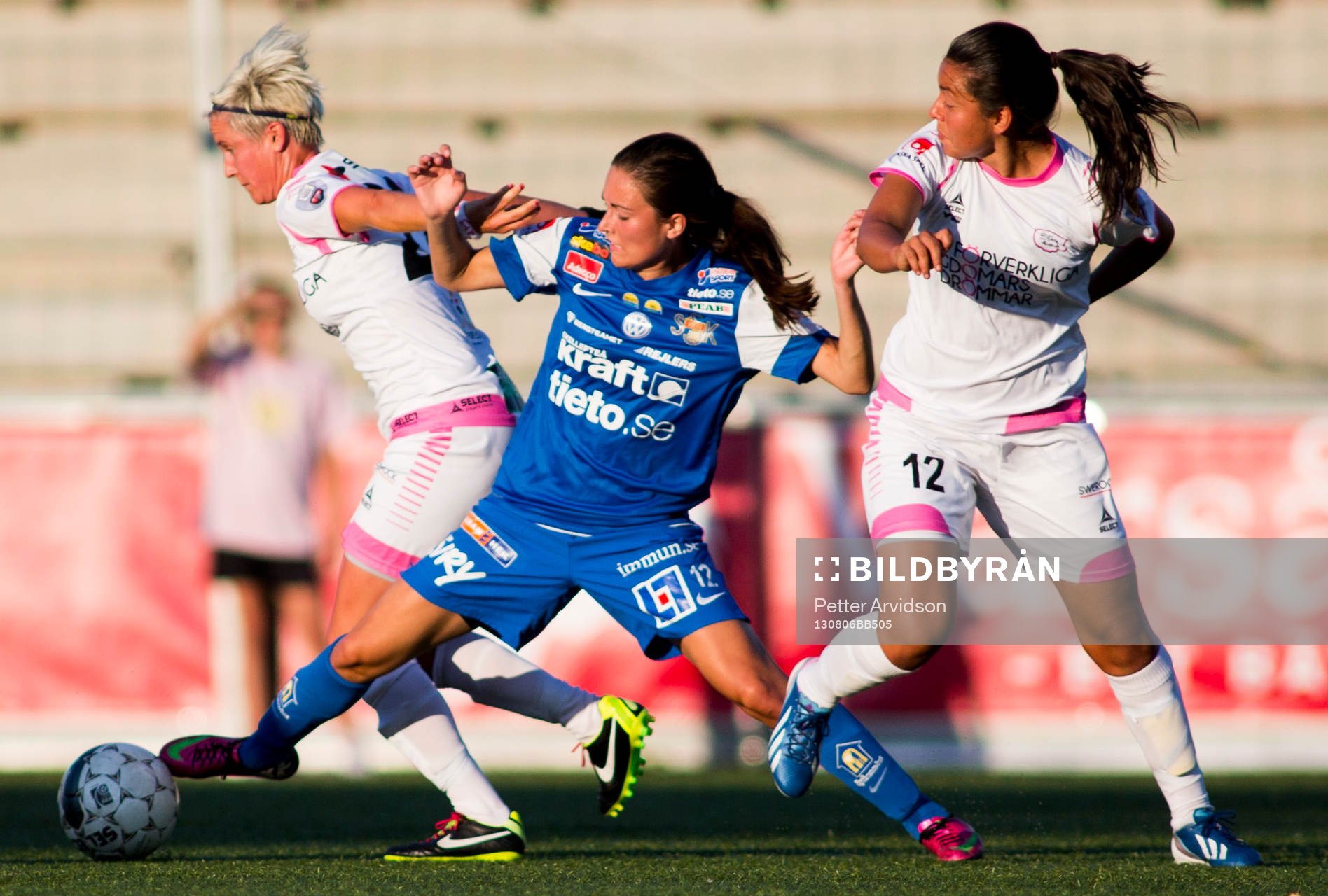 Malmös Kathleen Radtke och Yoreli Rincón i kamp om bollen med Sunnanås Emelie Marklund