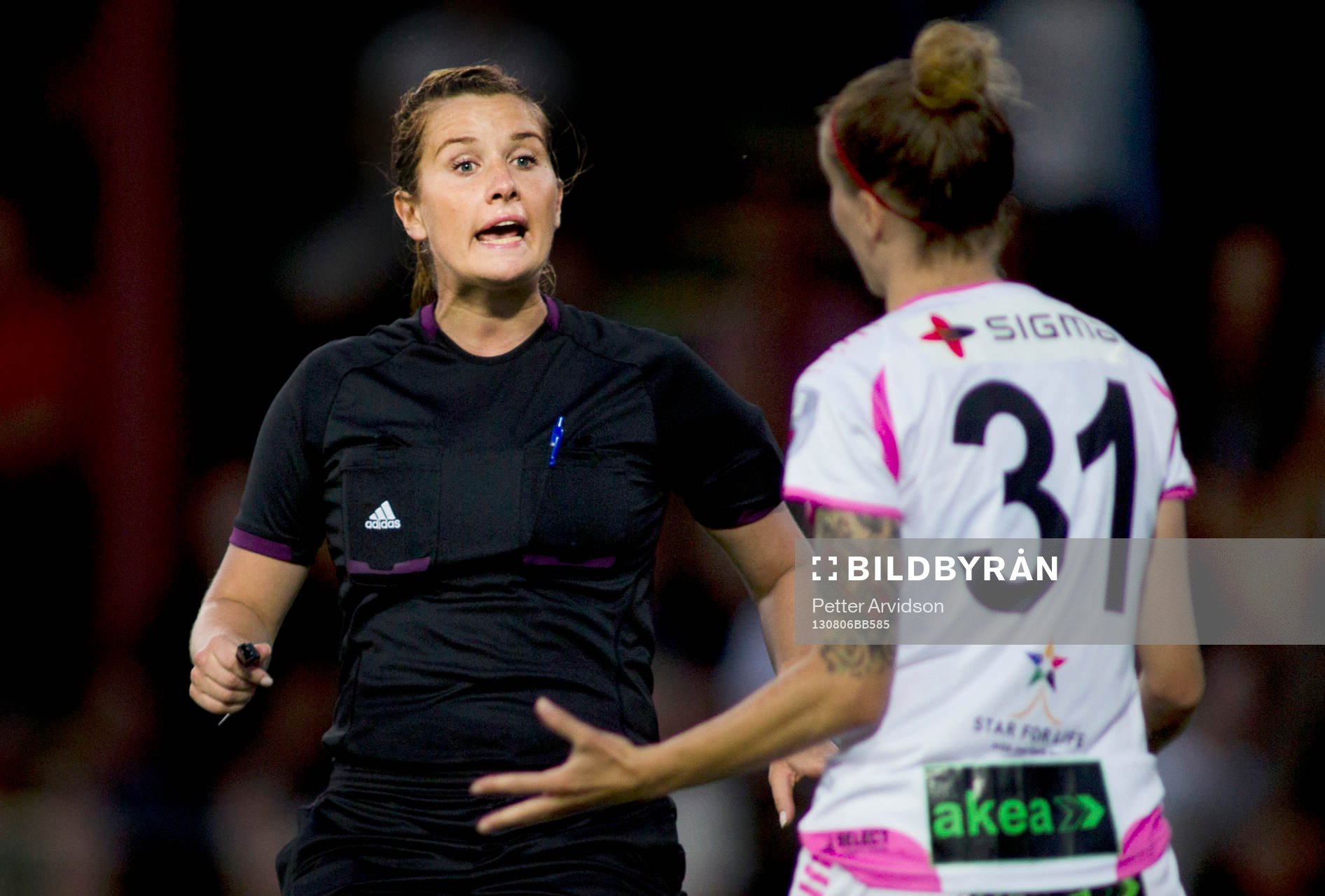 Domaren Malin Johansson från Stockholm och LDB FC Malmös