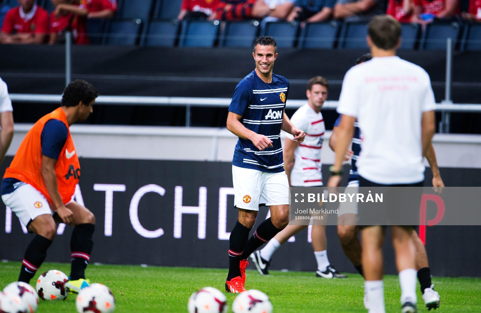Manchester Uniteds Robin van Persie värmer upp