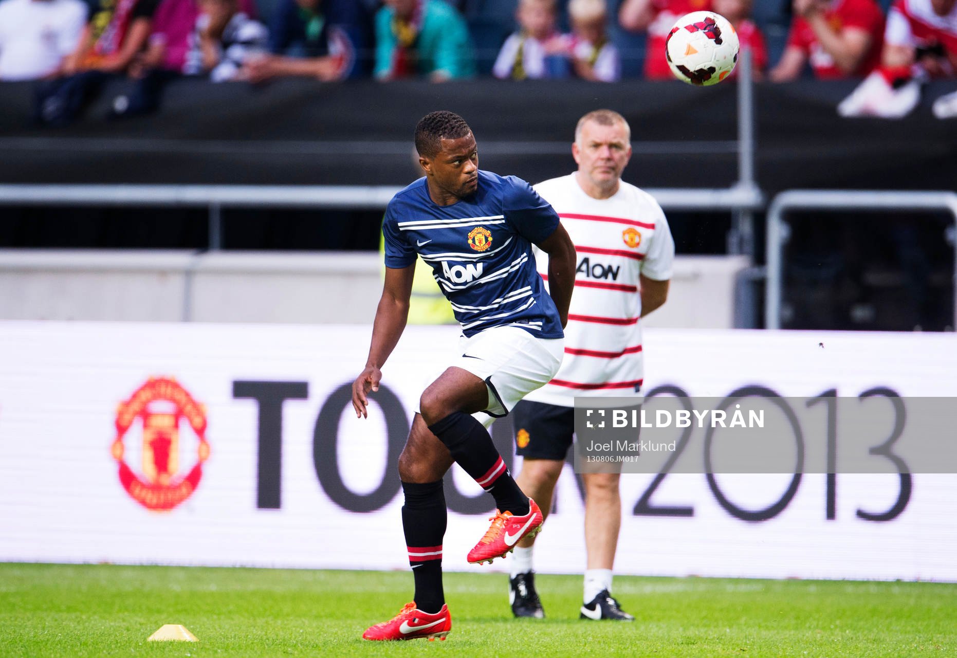 Manchester Uniteds Patrice Evra värmer upp