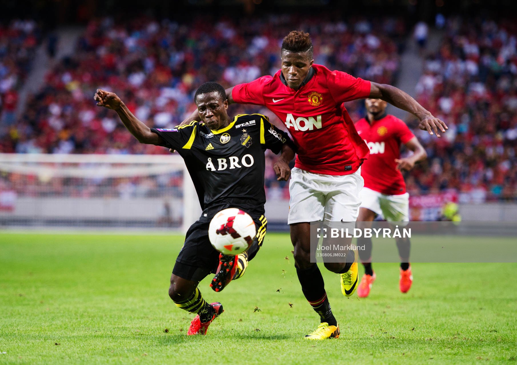 AIK:s Ebenezer Ofori utmanas av Manchester Uniteds Wilfried Zaha under fotbollsmatchen mellan AIK och Manchester United den 6 augusti 2013 i Stockholm.