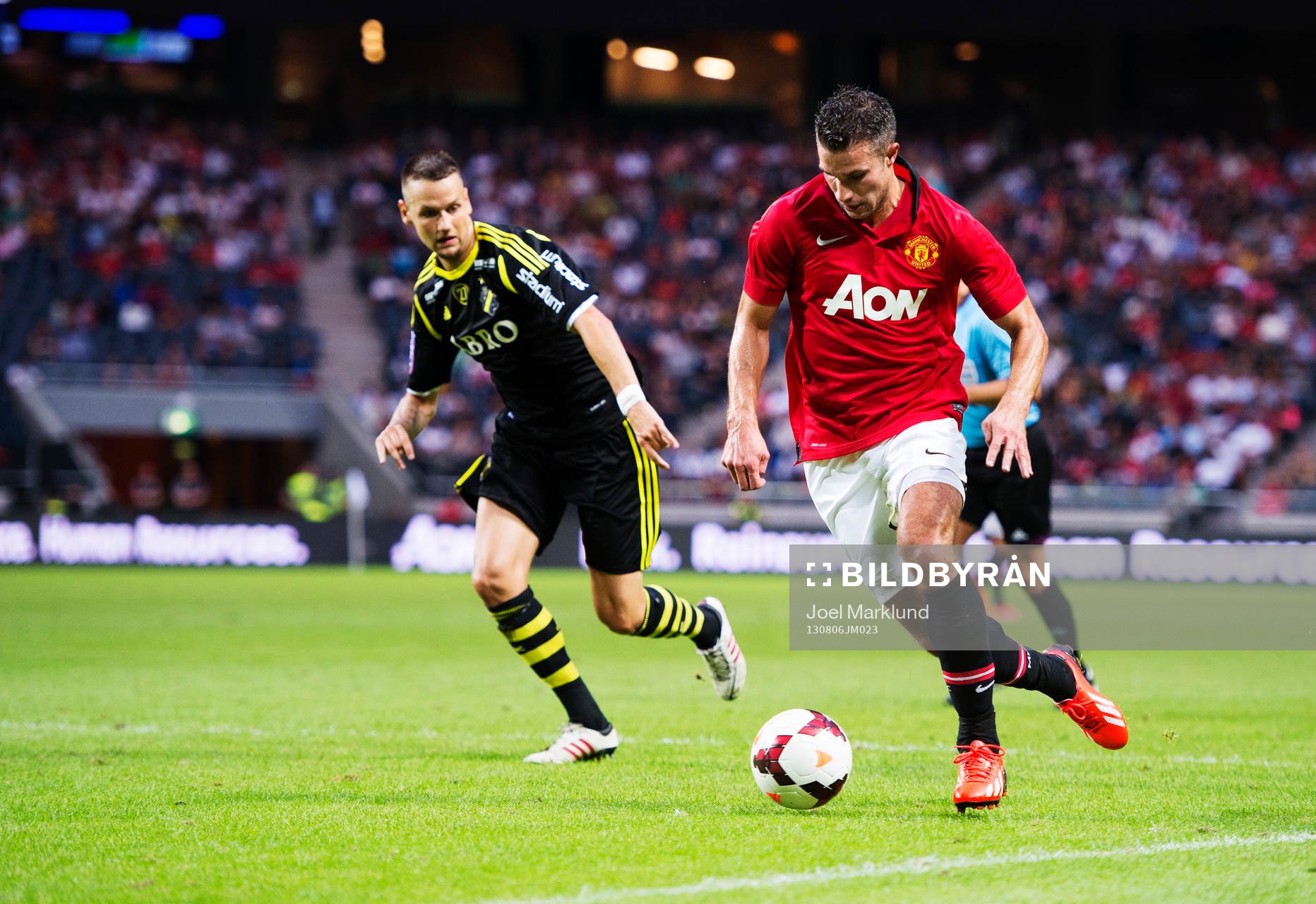 s Alexander Milosevic jagar Manchester Uniteds Robin van