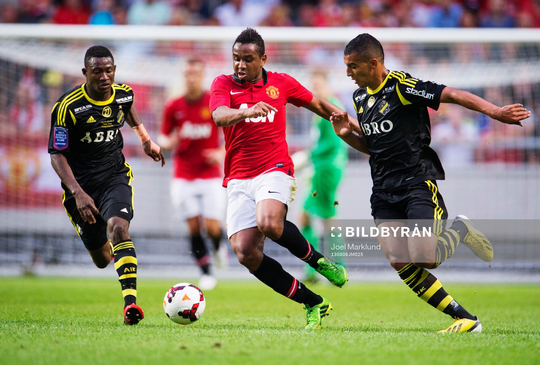 s Ibrahim Moro och Alexander Milosevic jagar Manchester