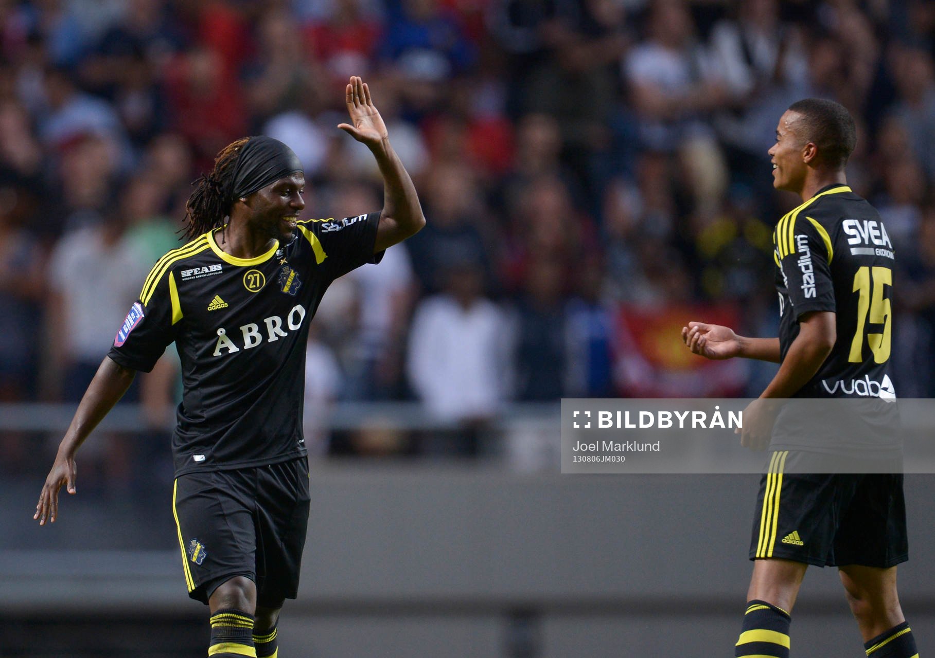 sMartin Kayongo-Mutumba och Robin Quaison jublar