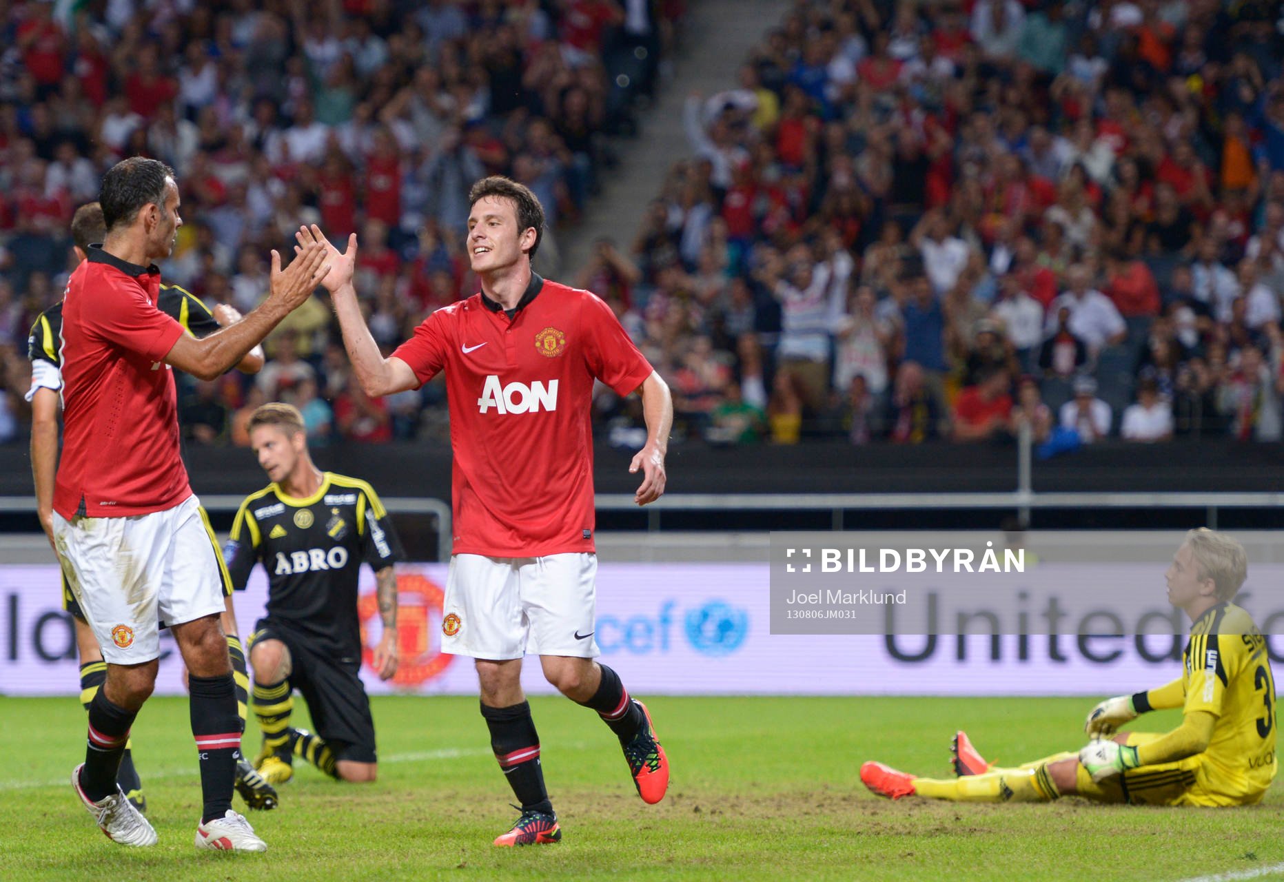 Manchester Uniteds Ryan Giggs och Ángelo Henríquez jublar
