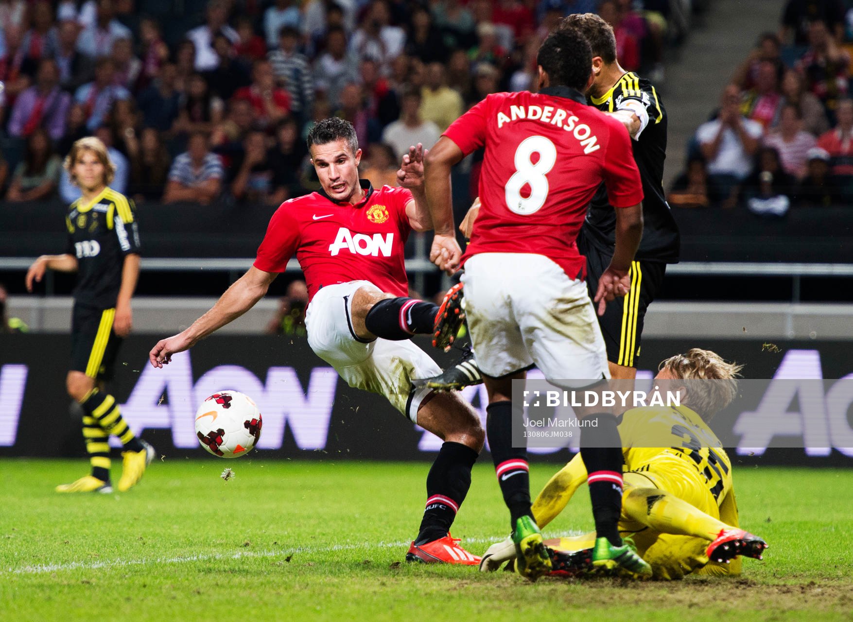 Manchester Uniteds Robin van Persie missar bollen framför