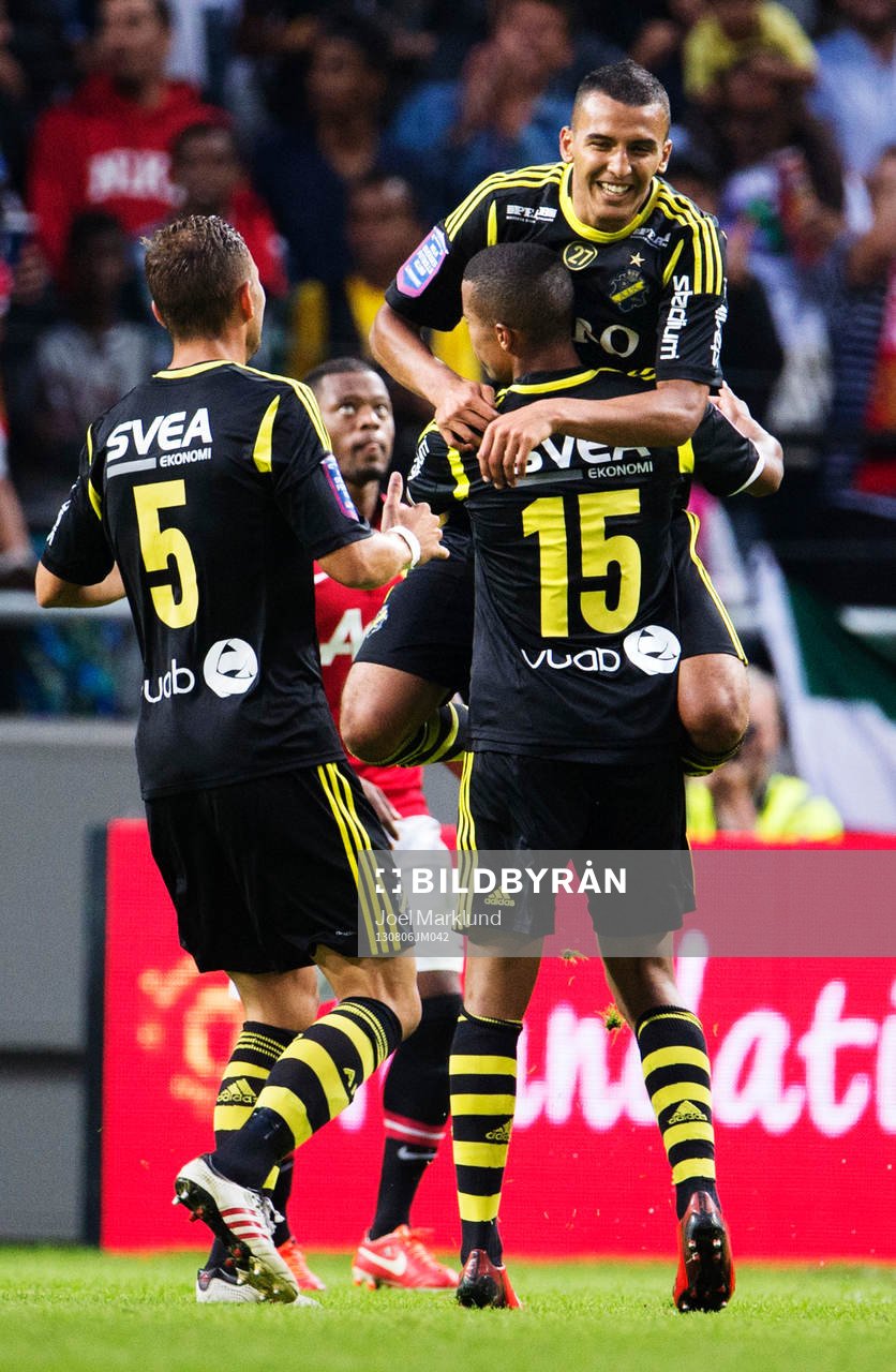 AIK:s Robert Åhman Persson, Robin Quaison och Nabil Bahoui jublar efter 1-0-målet under fotbollsmatchen mellan AIK och Manchester United den 6 augusti 2013 i Stockholm.