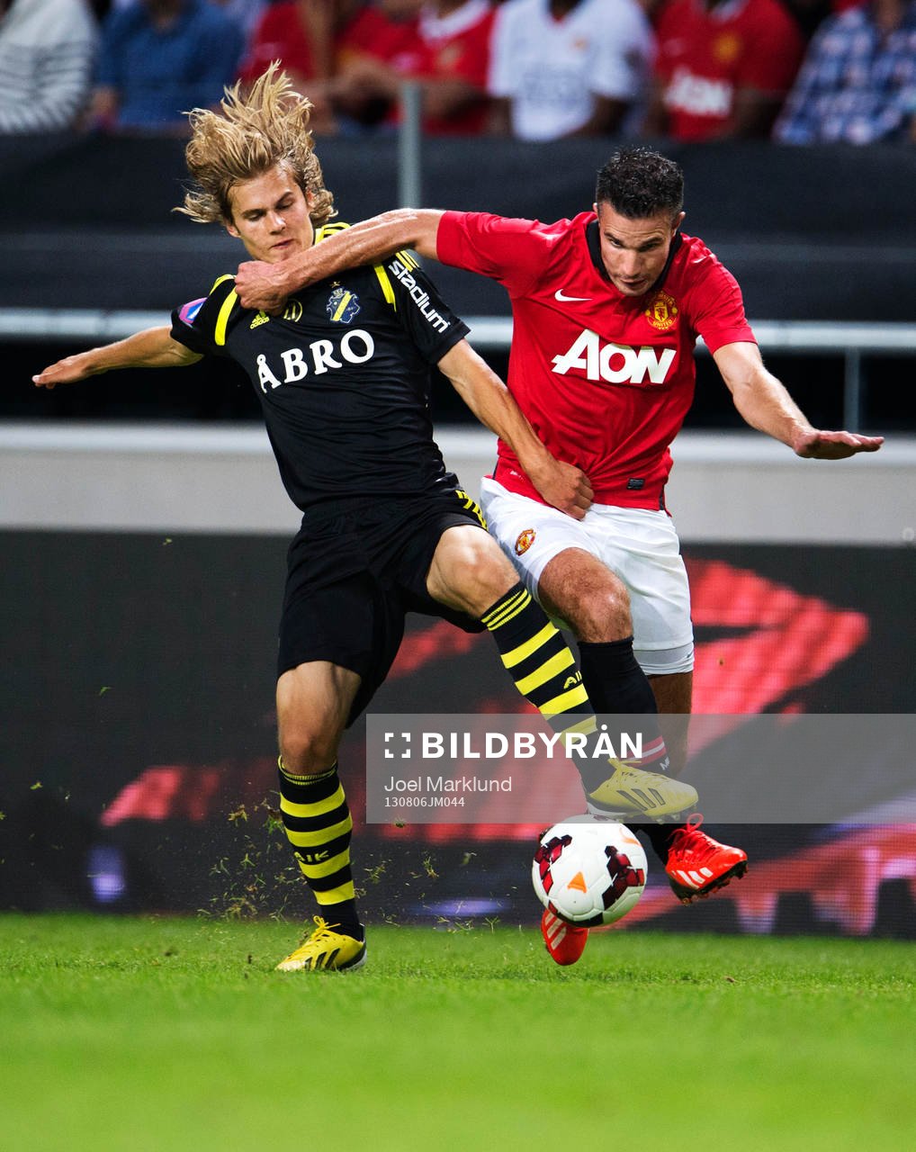 s Sam Lundholm utmanas av Manchester Uniteds Robin van