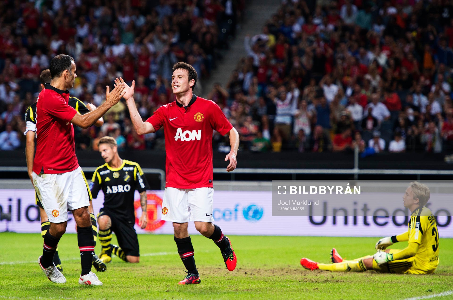 Manchester Uniteds Ryan Giggs och Ángelo Henríquez jublar