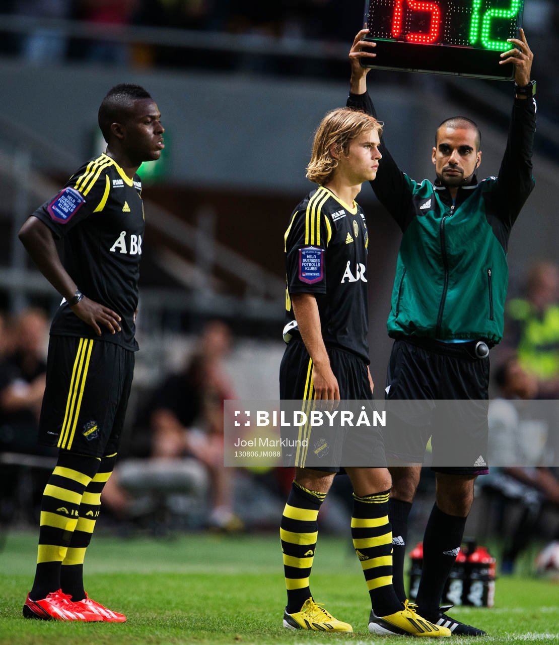 s Christian Kouakou och Sam Lundholm byts in
