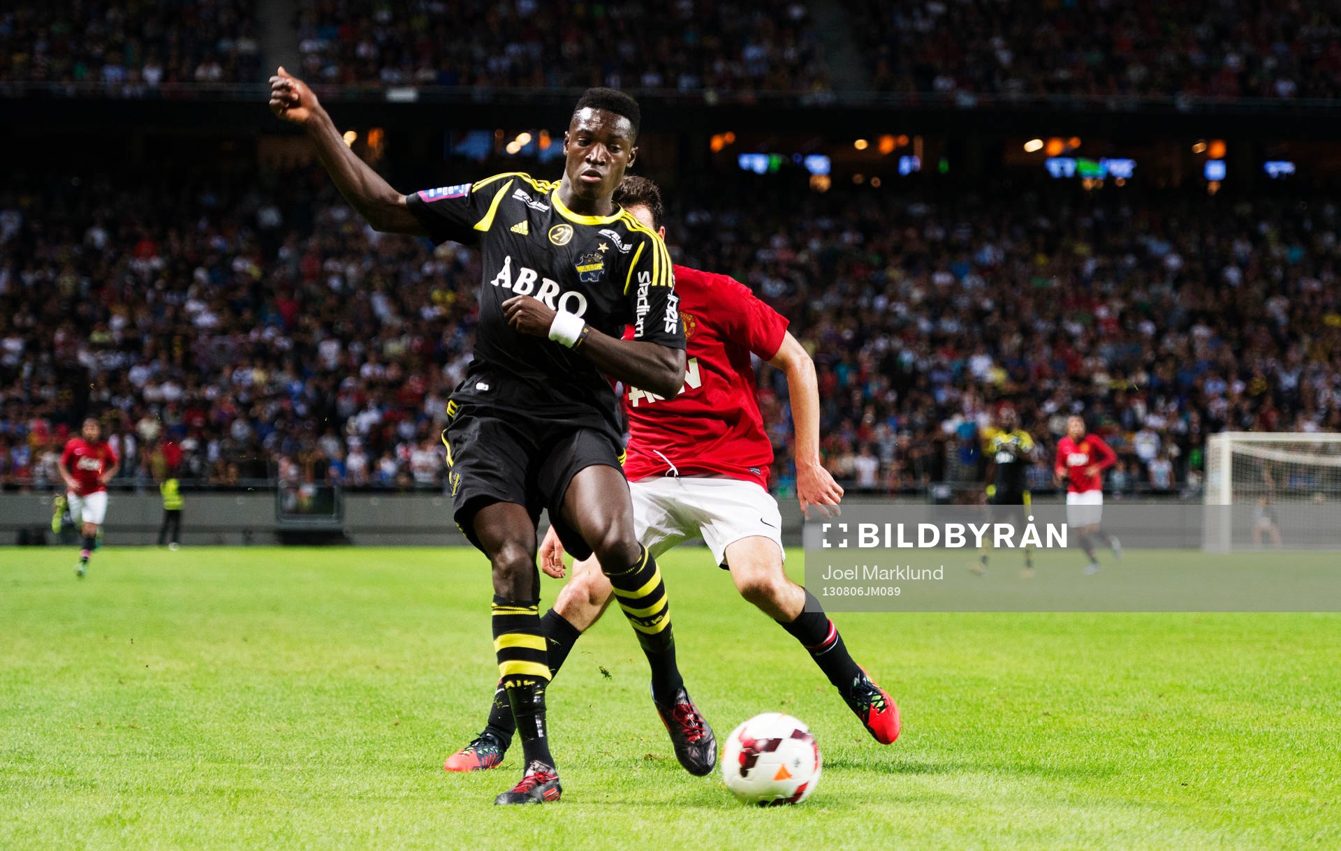 AIK:s Edward Owusu under fotbollsmatchen mellan AIK och Manchester United den 6 augusti 2013 i Stockholm.