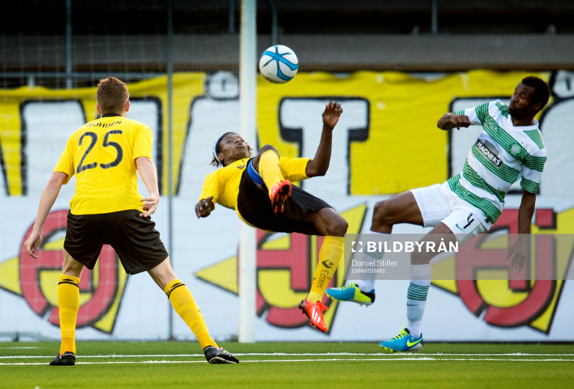 Elfsborgs Marcus Rohdén (t.v) Mohamed Bangura (mitten), och Celtics Efe Ambrose under fotbollsmatchen mellan Elfsborg och Celtic i kvalet till Champions League 07 augusti 2013 i Borås .