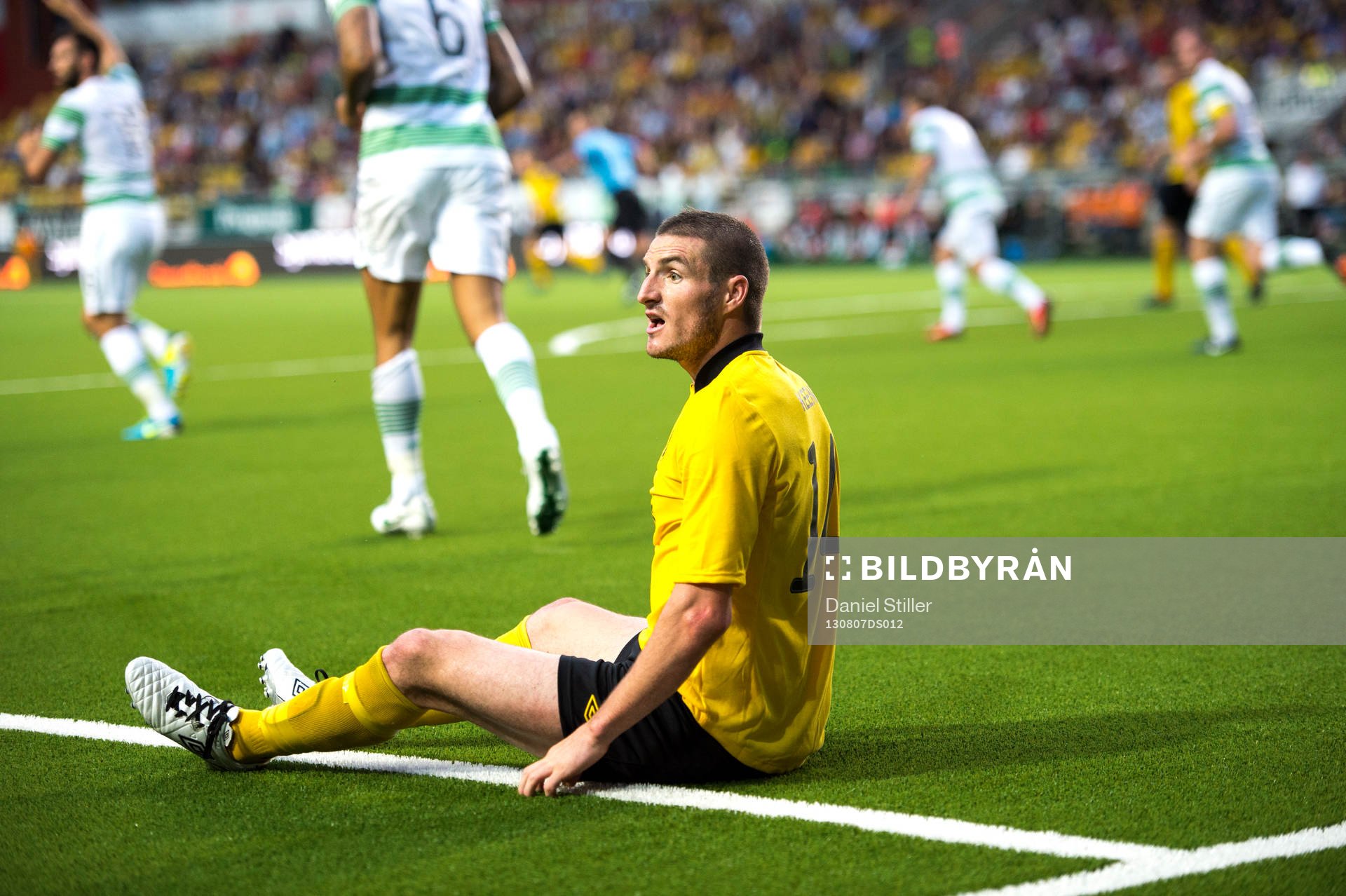 James Keene, Elfsborg, dras ner och vill ha straff under fotbollsmatchen mellan Elfsborg och Celtic i kvalet till Champions League 07 augusti 2013 i Borås .