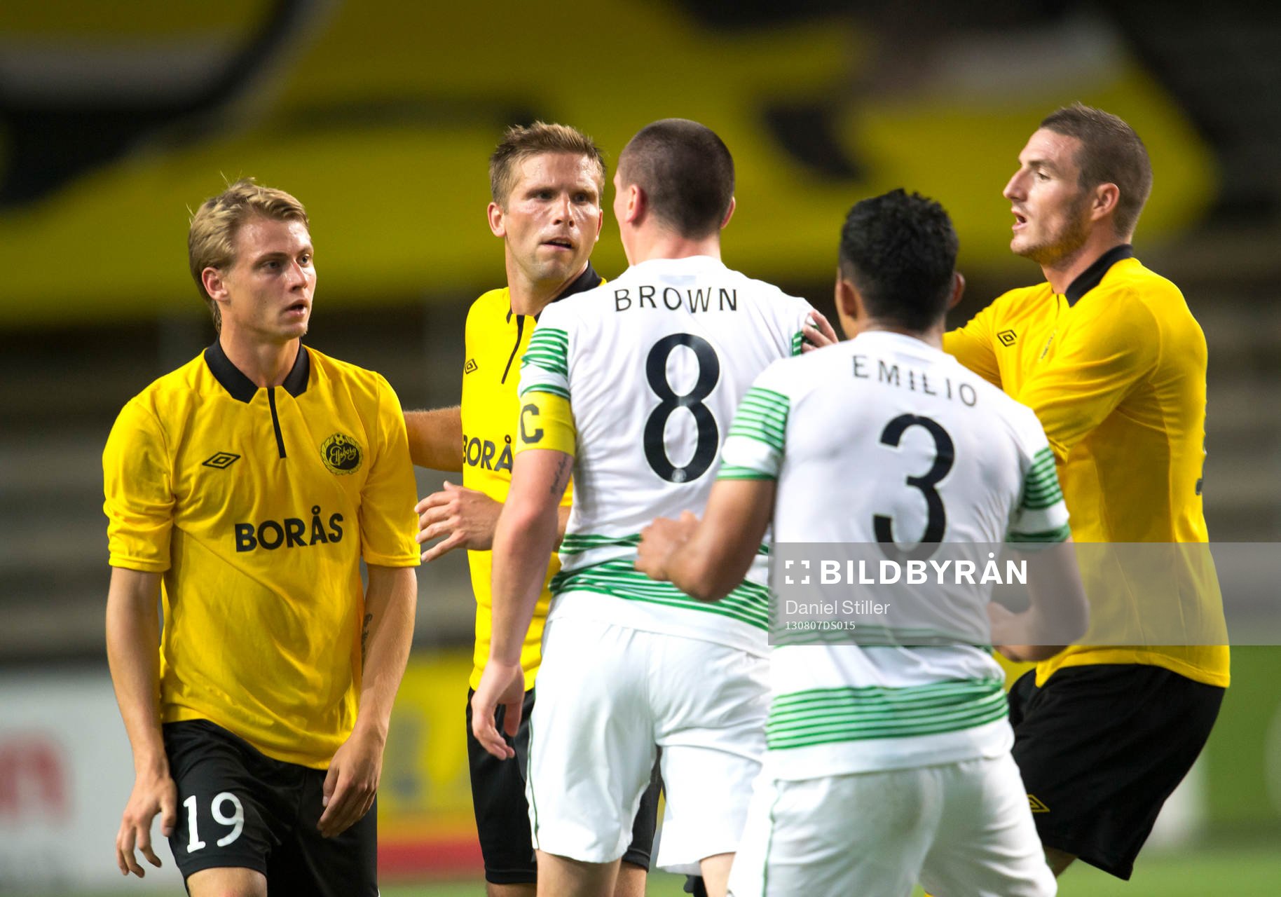 Tumult uppstår i slutskedet av matchen, här Simon