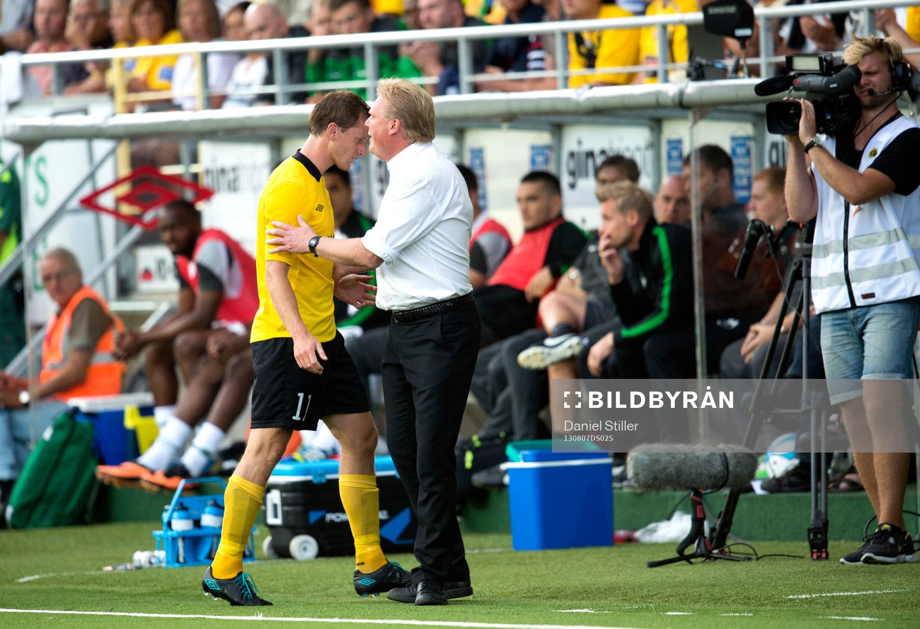 Daniel Mobaeck, Elfsborg, får utgå och klappas om av
