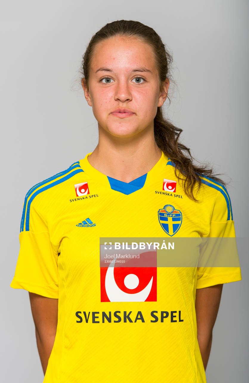 Klara Enberg, spelare i F15/98-landslaget, poserar för ett porträtt den 7 augusti 2013 i Stockholm.