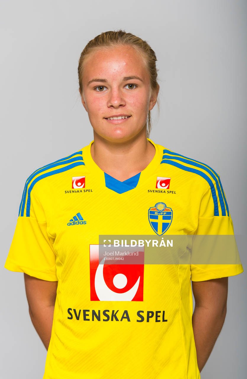 Maxine Björkholm, spelare i F15/98-landslaget, poserar för ett porträtt den 7 augusti 2013 i Stockholm.