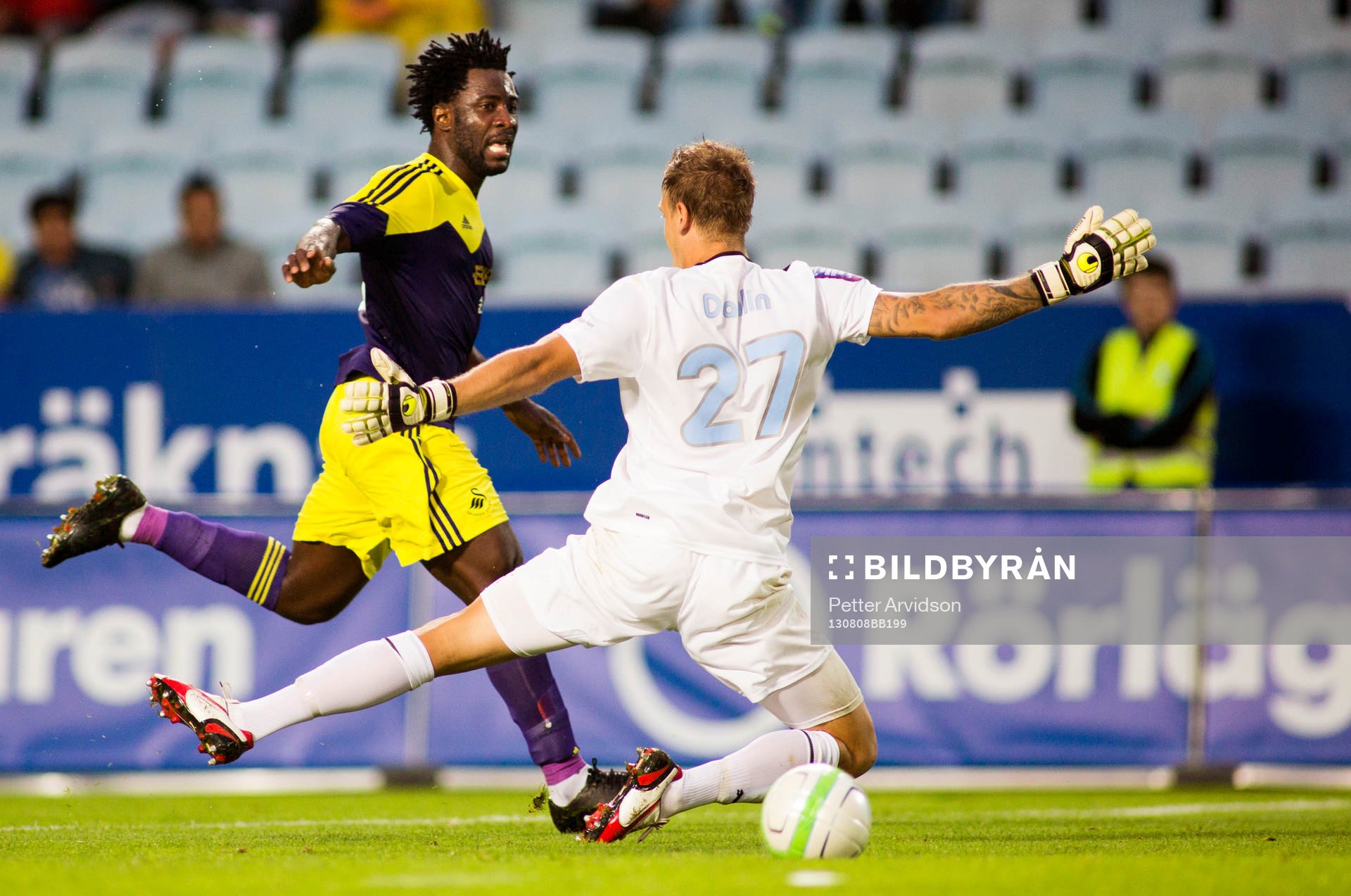 Swanseas Wilfried Bony gör ett mål som döms bort för