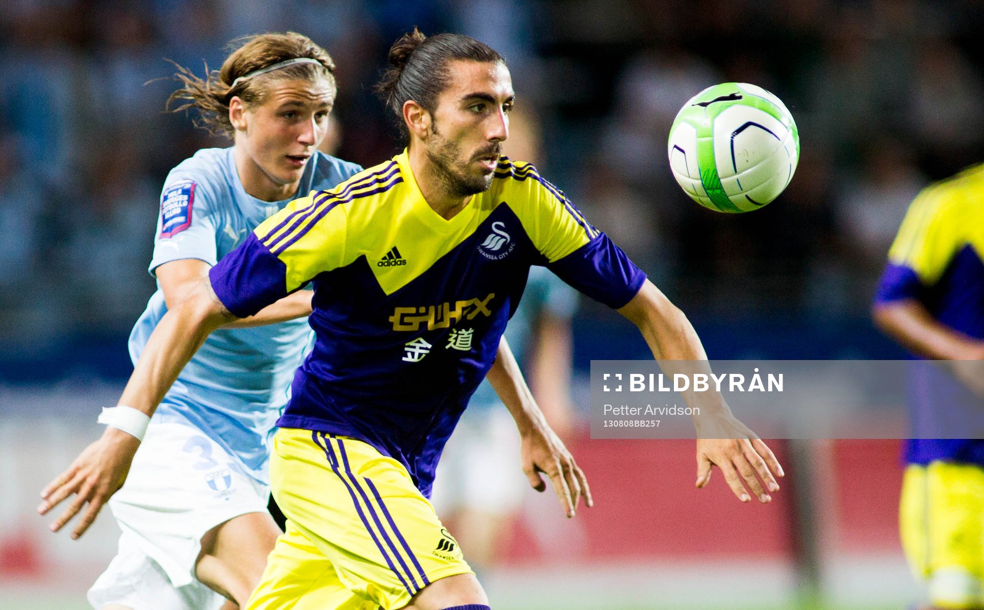 Malmö FFs Pawel Cibicki och Swanseas Chico Flores