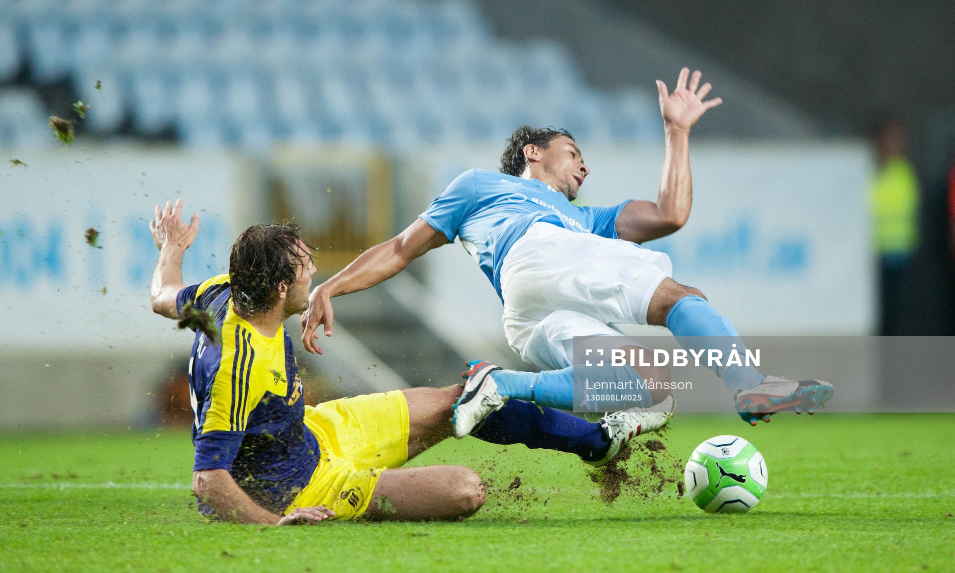 Fotboll, Europa League, kval, Malmö FF - Swansea: Michu, Swansea och Ricardinho, Malmö, glidtackling som renderade gult kort, varning, grästuvor