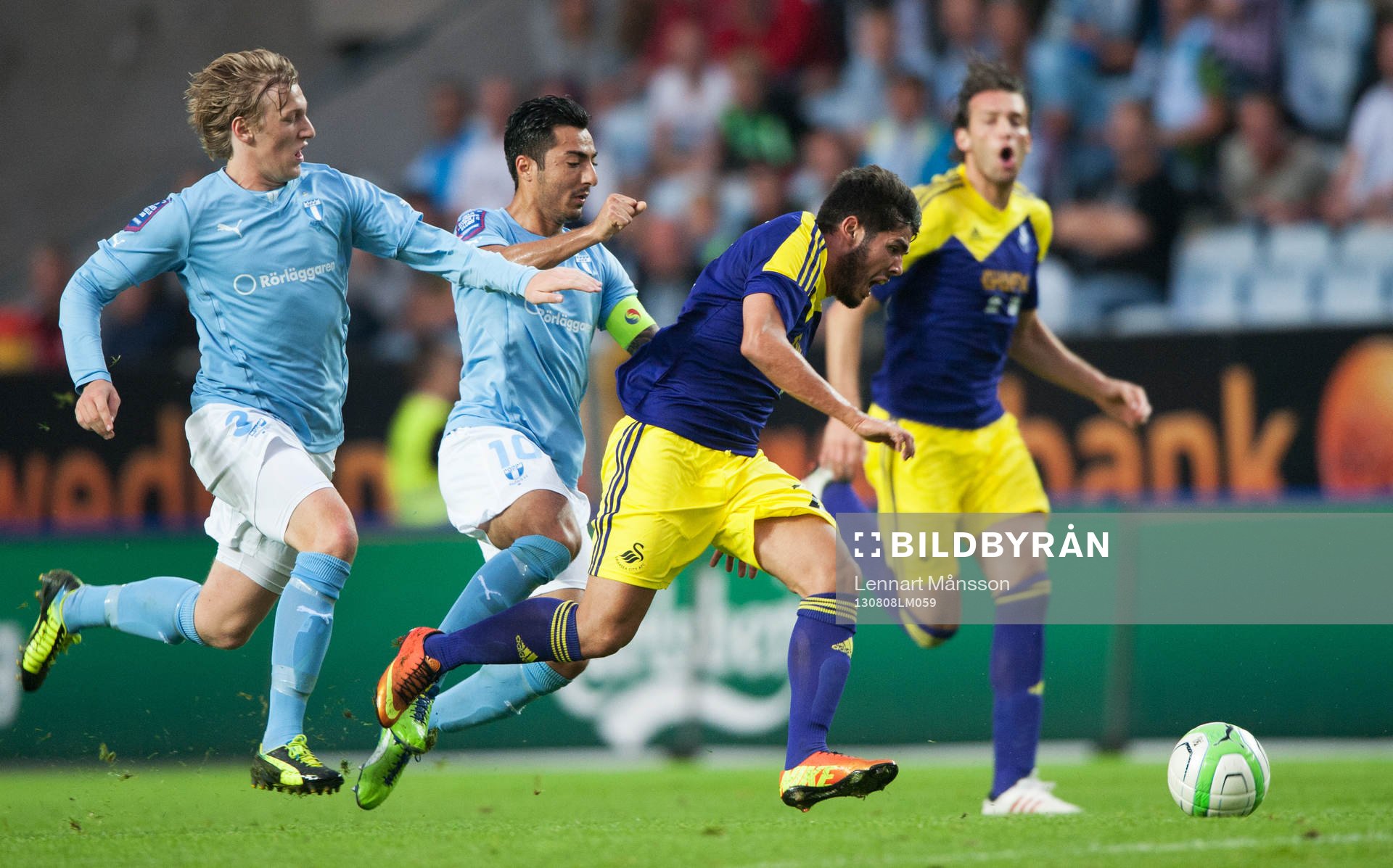 Emil Forsberg och Jiloan Hamad, Malmö, försöker stoppa