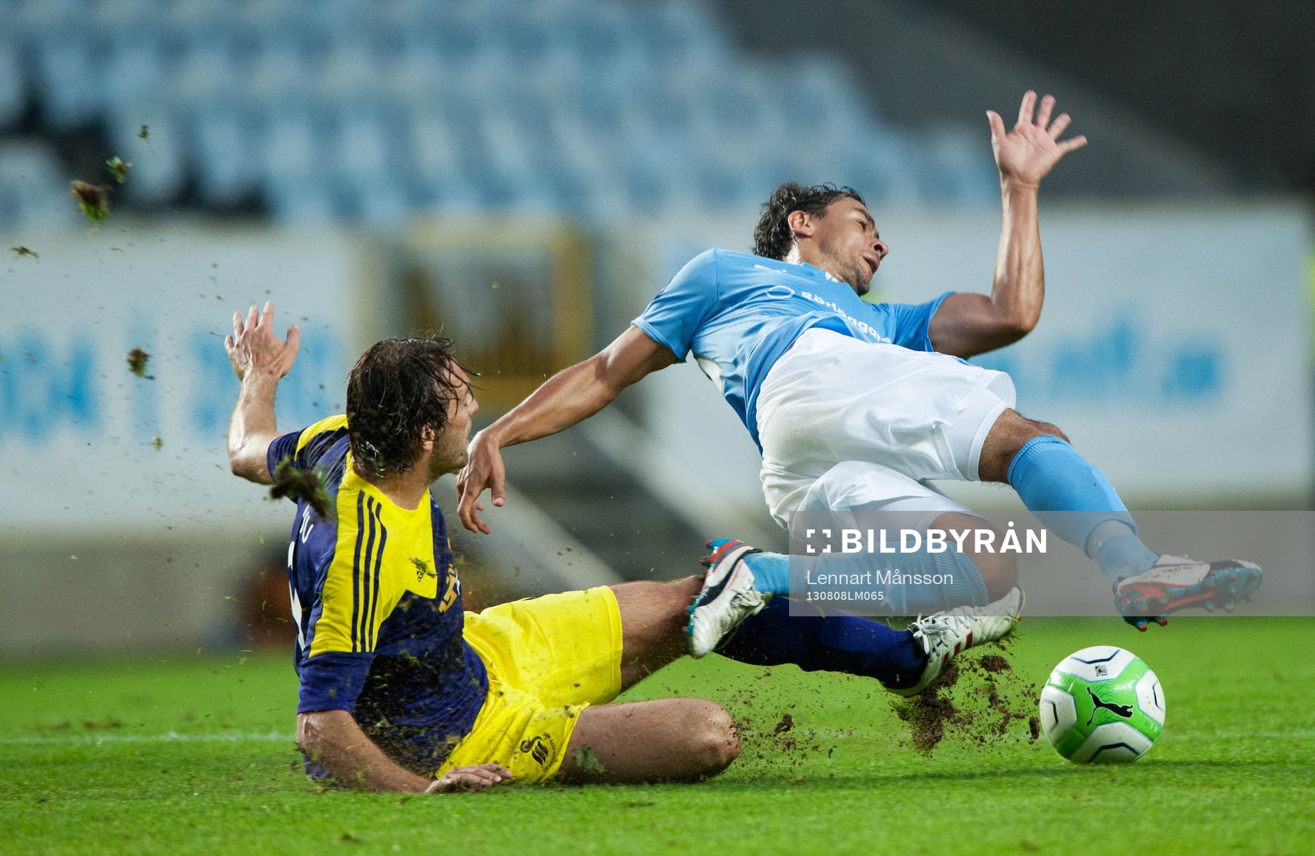 Fotboll, Europa League, kval, Malmö FF - Swansea: Michu, Swansea glidtacklar Ricardinho, Malmö och blir varnad