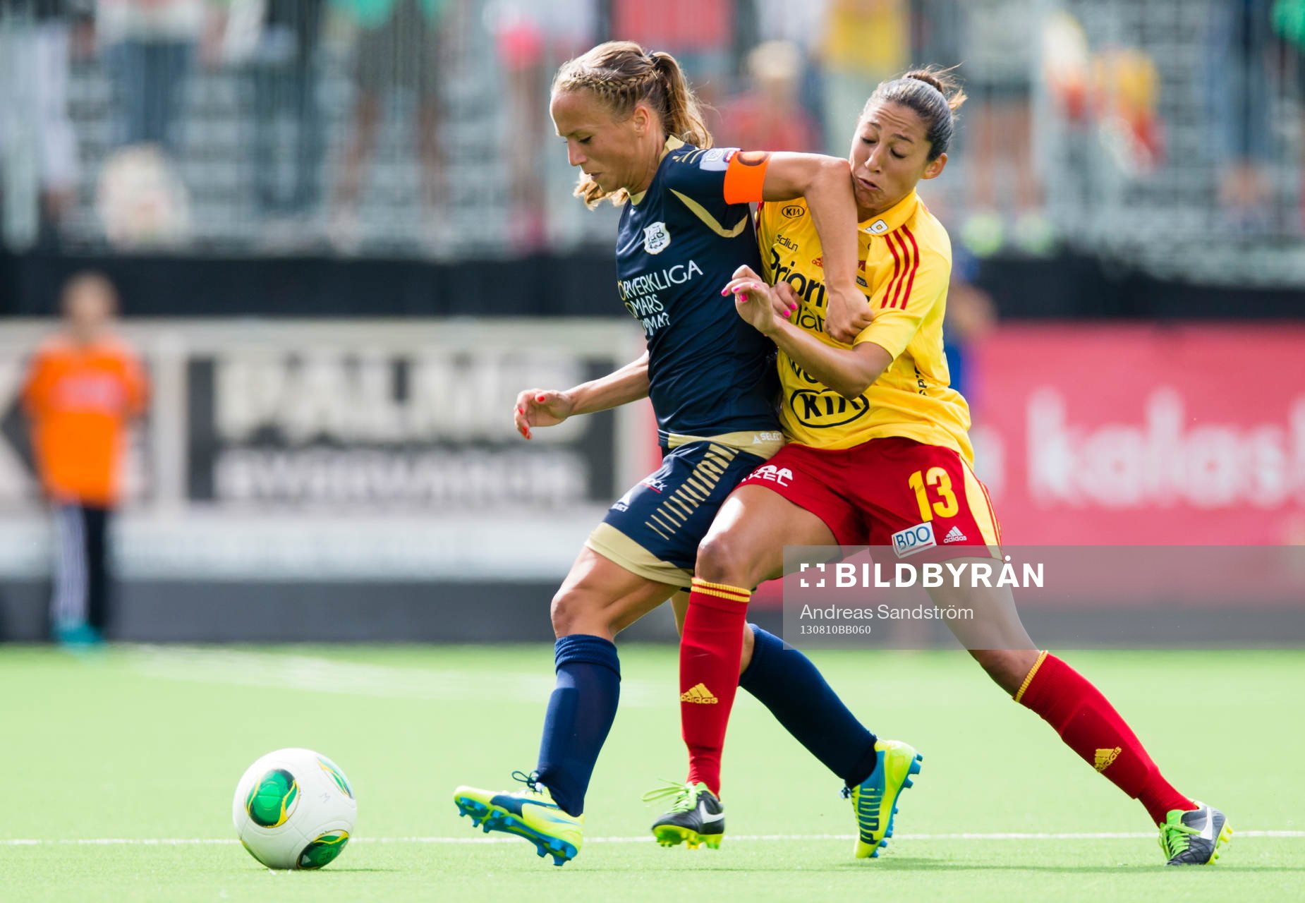Tyresös Christen Press i kamp om bollen med LdB Malmös