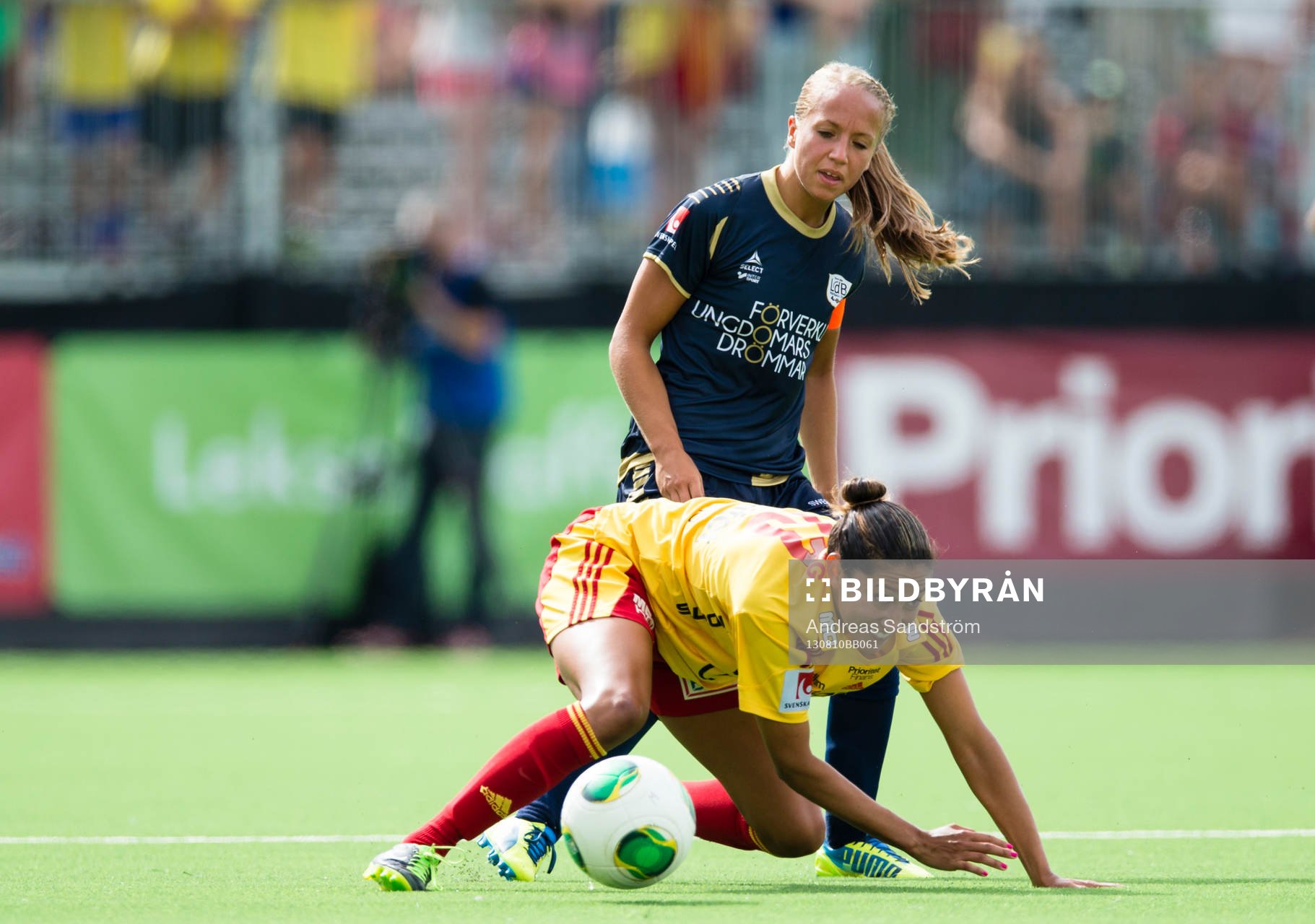 Tyresös Christen Press i kamp om bollen med LdB Malmös
